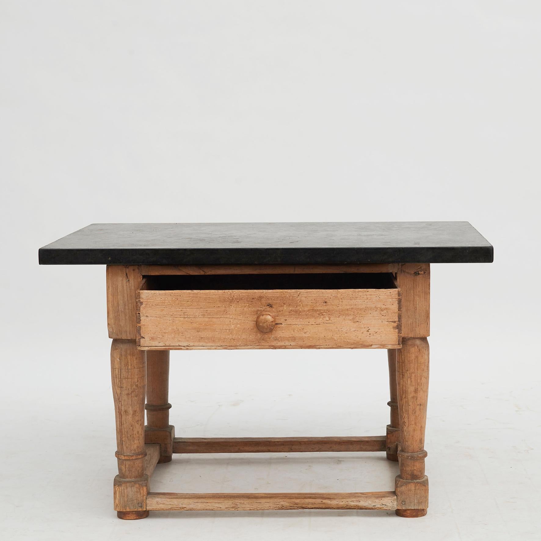 Table baroque suédoise avec plateau en pierre calcaire du Jämtland noir, c.1750
Cette charmante table baroque, originaire de Suède vers le milieu du XVIIIe siècle, est un bel exemple de l'élégance rustique de l'époque. Le cadre est fabriqué en bois