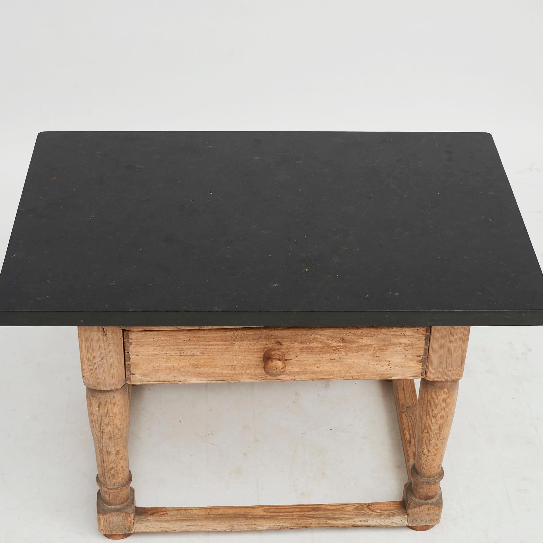 Baroque Ancienne table baroque suédoise avec plateau en pierre calcaire du Jämtland noir en vente