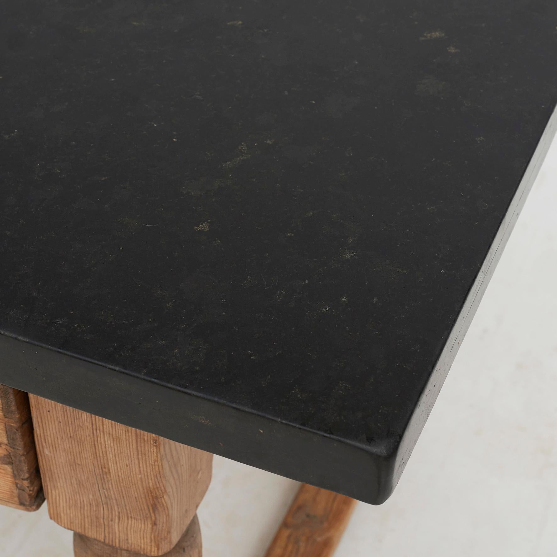 Suédois Ancienne table baroque suédoise avec plateau en pierre calcaire du Jämtland noir en vente