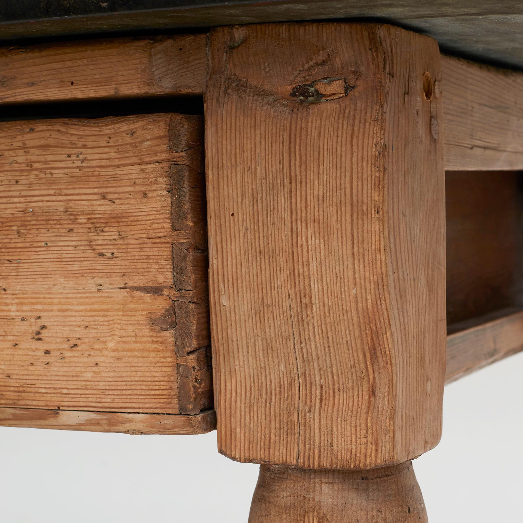 Ancienne table baroque suédoise avec plateau en pierre calcaire du Jämtland noir Bon état - En vente à Kastrup, DK