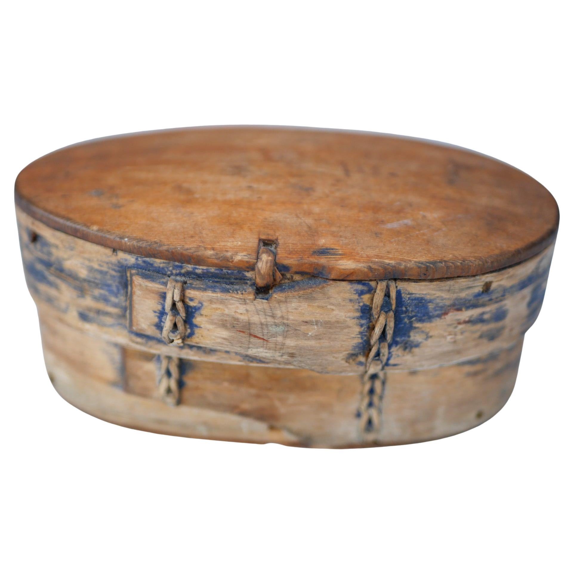 Boîte à étain suédoise ancienne en bois courbé, ou « Spopask », véritable art populaire scandinave scandinave.