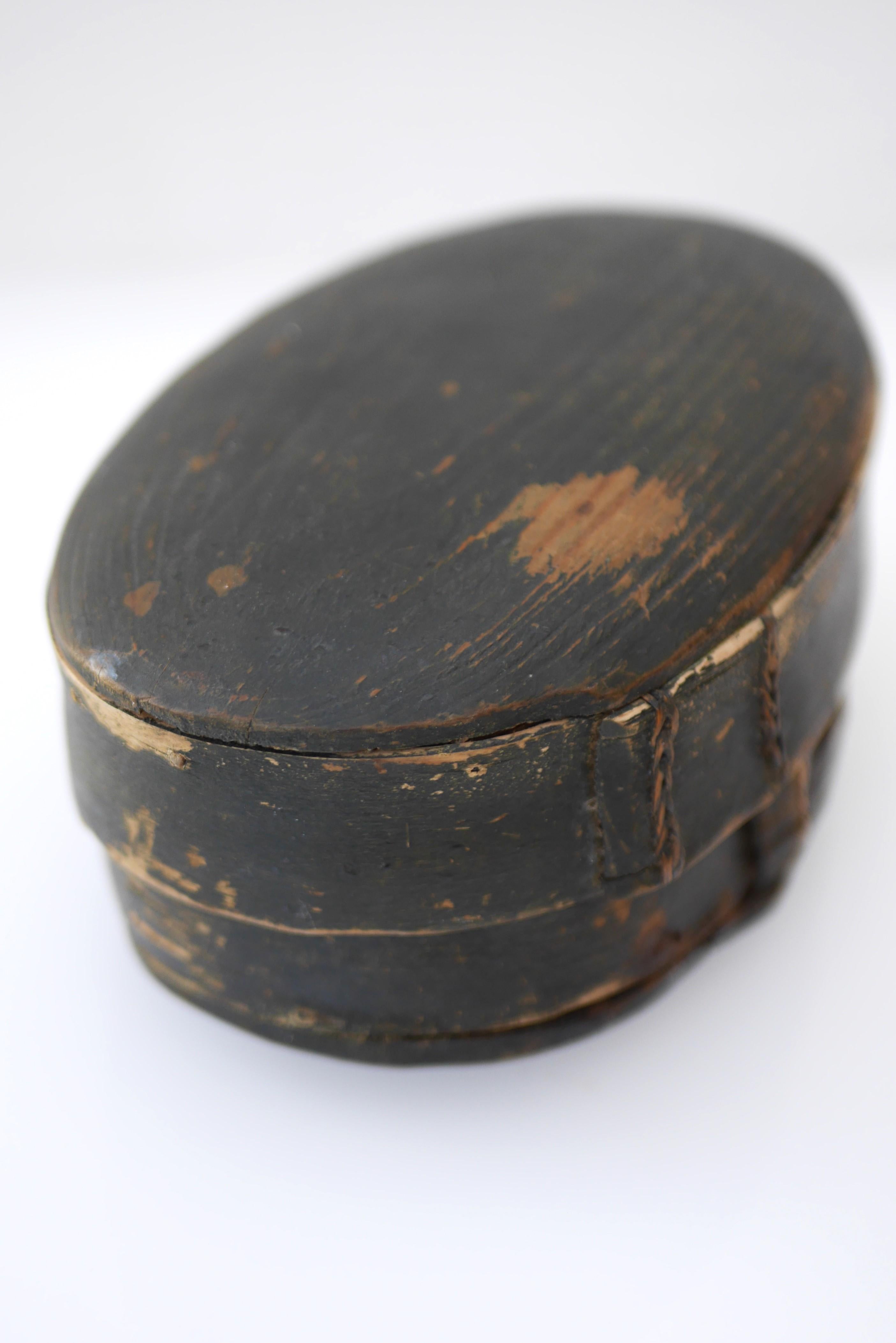Suédois Boîte à étain suédoise ancienne en bois courbé, ou « Spopask », véritable art populaire scandinave scandinave. en vente