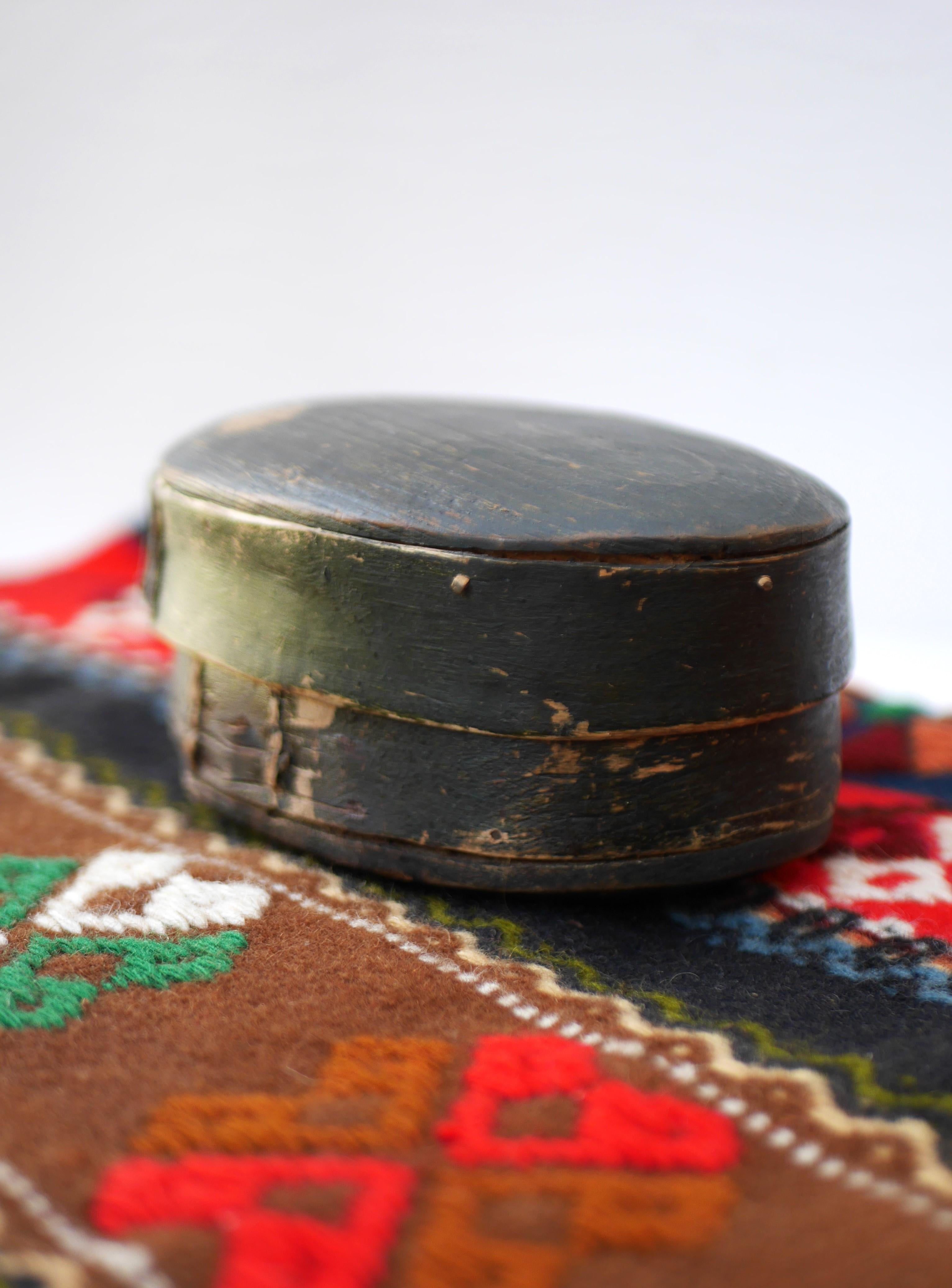 XIXe siècle Boîte à étain suédoise ancienne en bois courbé, ou « Spopask », véritable art populaire scandinave scandinave. en vente