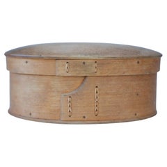 Antigua caja de púas de madera curvada sueca, o "Svepask" genuino arte popular escandinavo.