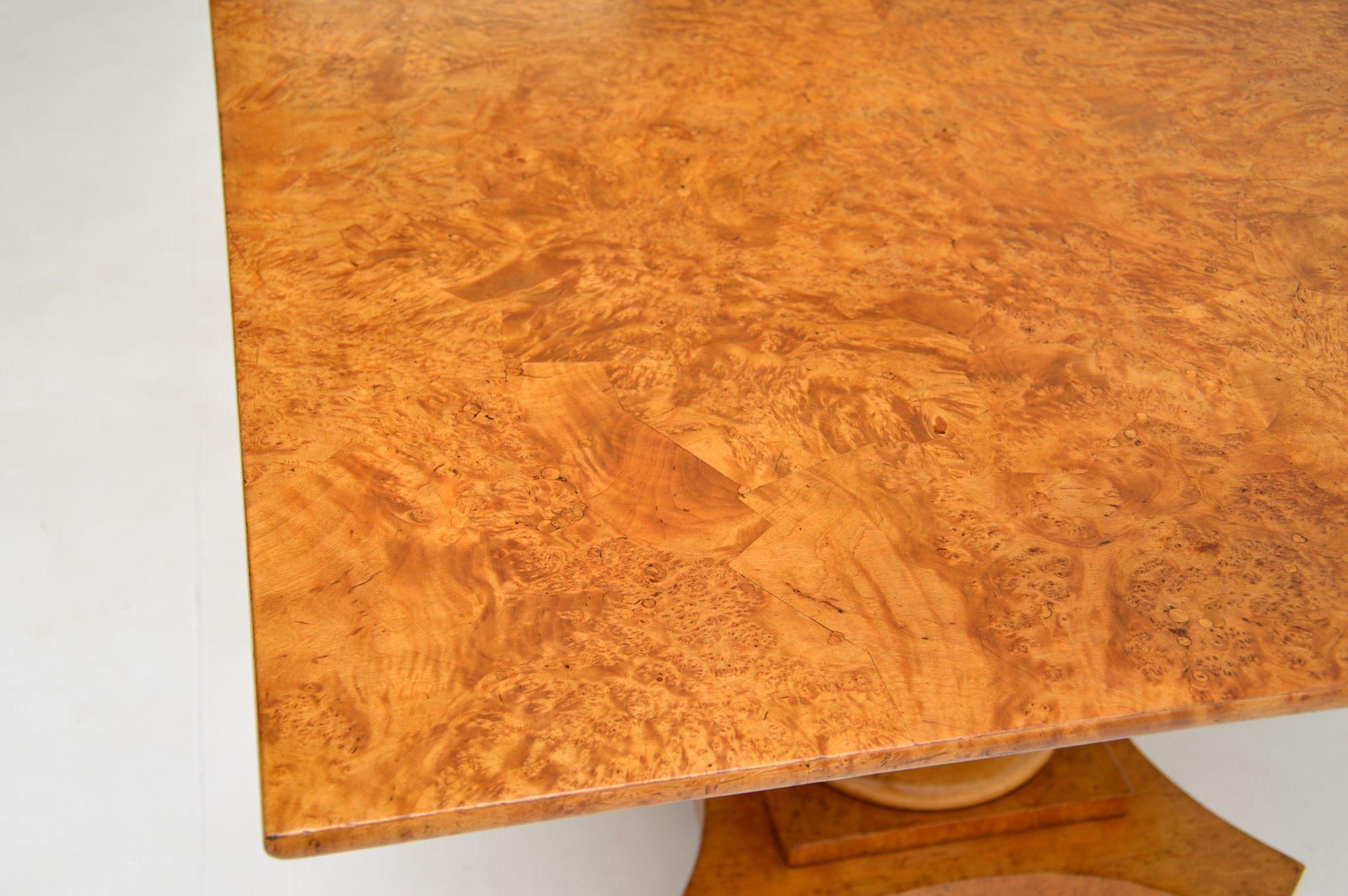 XIXe siècle Table basse suédoise Biedermeier ancienne en bouleau et ébène en vente