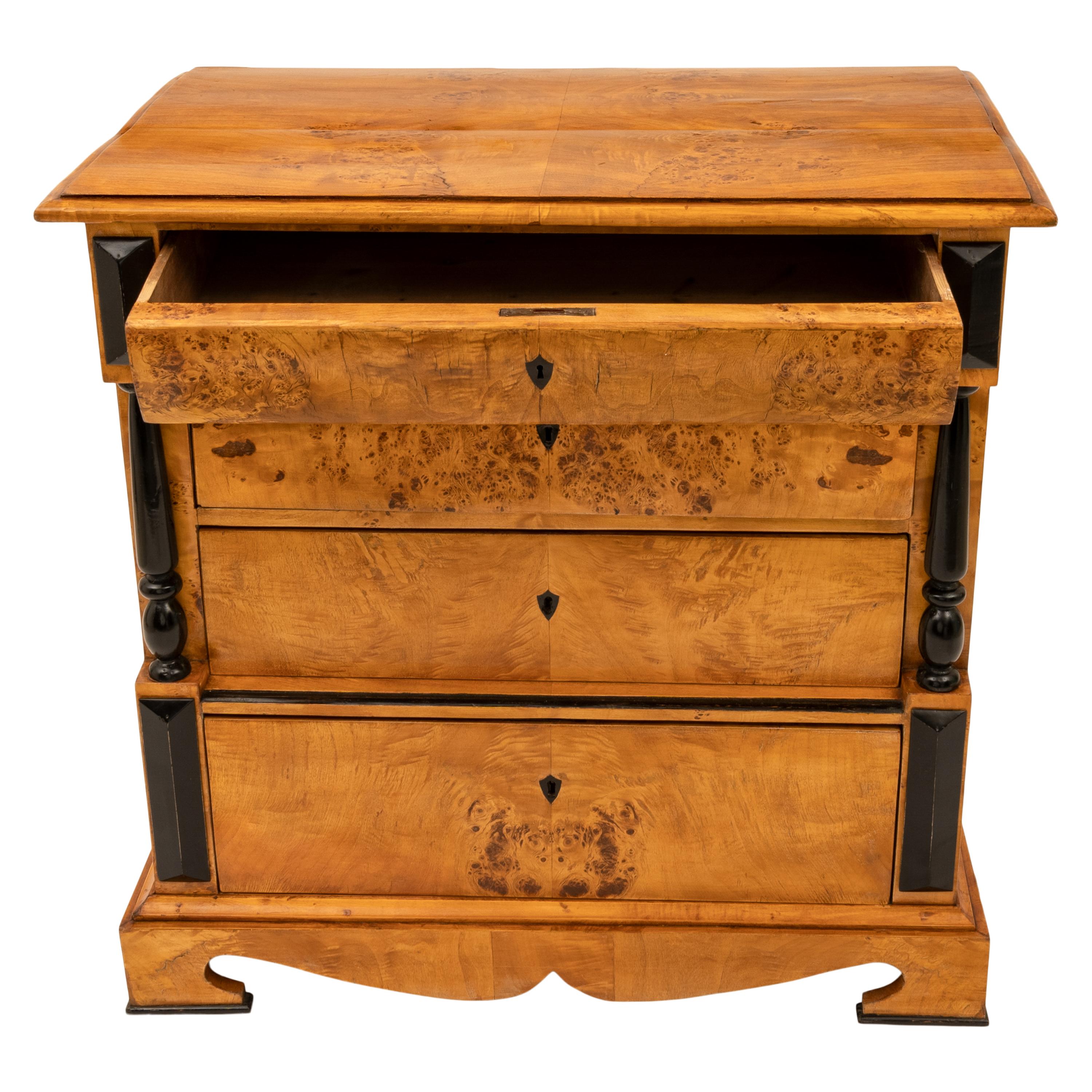 Bouleau Ancienne commode suédoise Biedermeier en bouleau doré ébénisé 1820 en vente