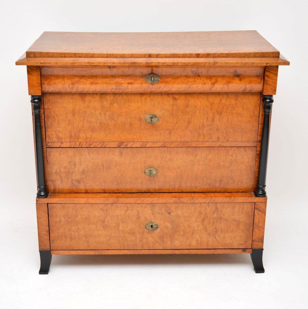 Very stylish antique Swedish Biedermeier chest of drawers in satin birch, with ebonized columns and feet. It’s in very good original condition and I would date it to circa 1850s period, give or take 20 years. The satin birch has wonderful figuring