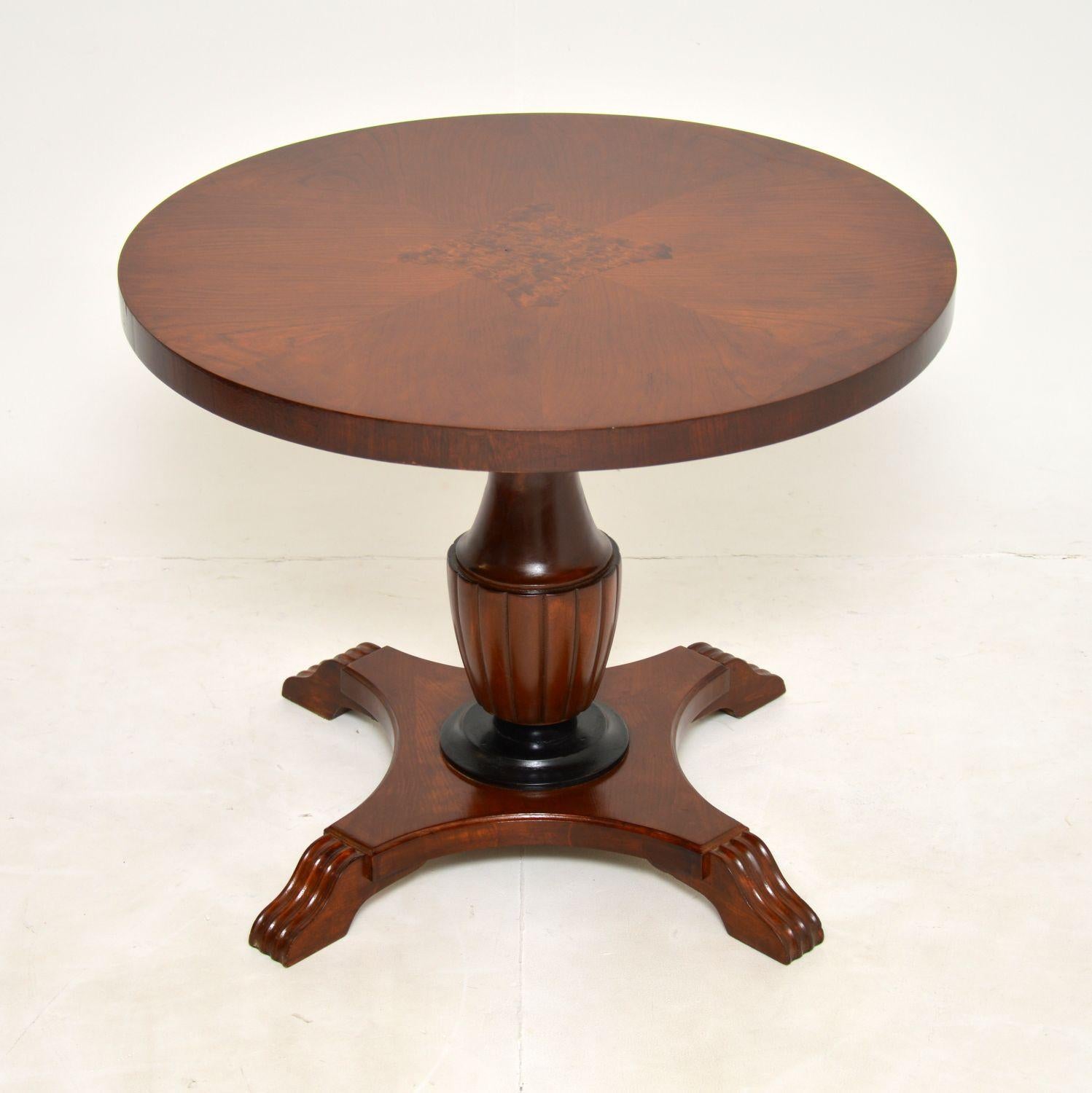 A stunning antique Swedish walnut low table in the Biedermeier style. This was made in Sweden, it dates from around the 1880-1900 period.

It is of excellent quality and is a useful size to be used as either a coffee table or occasional side