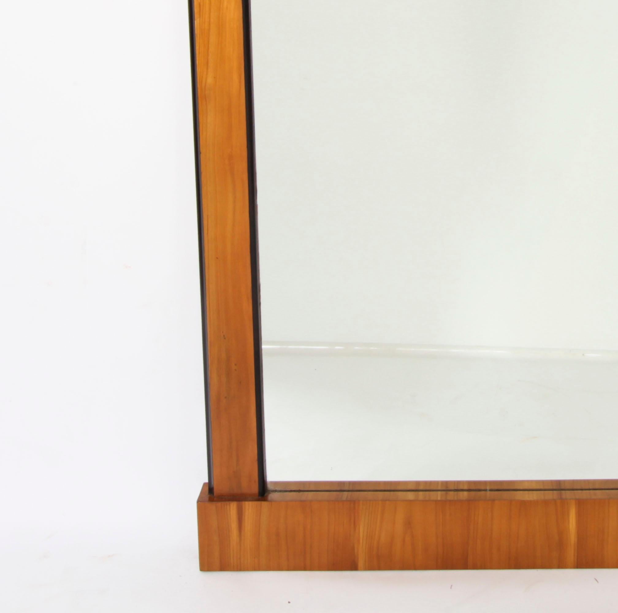 Superbe miroir Biedermeier suédois en bois de bouleau datant d'environ 1880.
 
Ce miroir rectangulaire se compose d'un cadre architectural superbement sculpté en bois de bouleau couleur miel avec des reflets ébène. Elle présente une corniche en