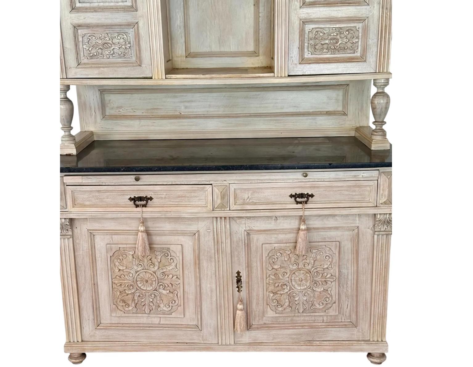 Svedese Antica credenza svedese in mogano sbiancato e marmo con armadio a muro in vendita