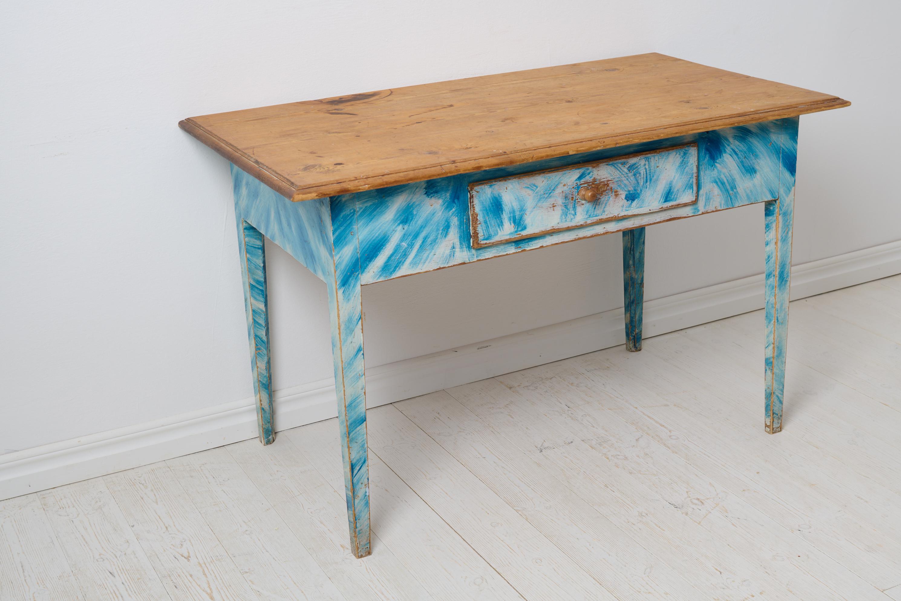 Ancienne table d'appoint suédoise bleue et blanche véritablement de style gustavien  en vente 2