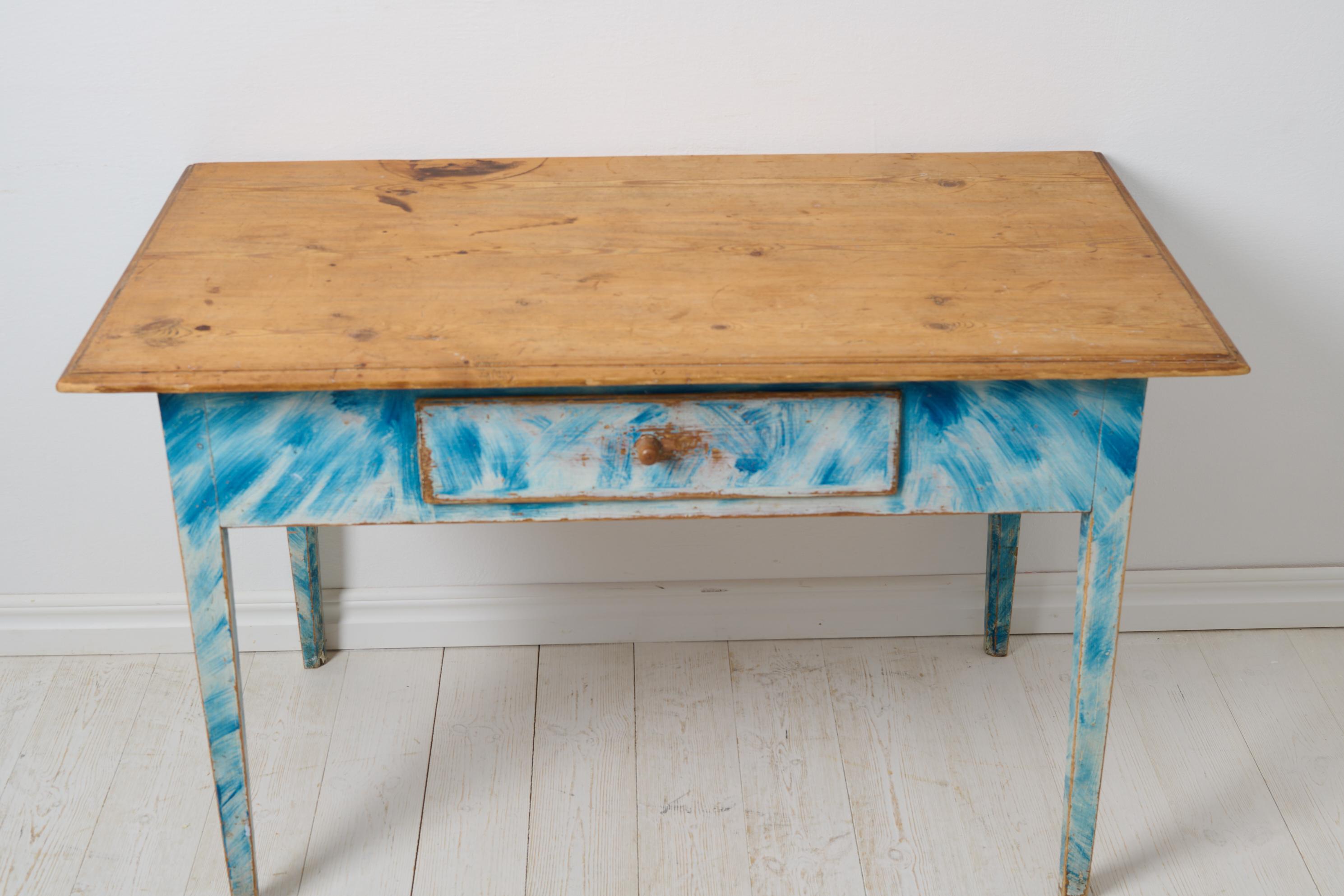 Ancienne table d'appoint suédoise bleue et blanche véritablement de style gustavien  en vente 3