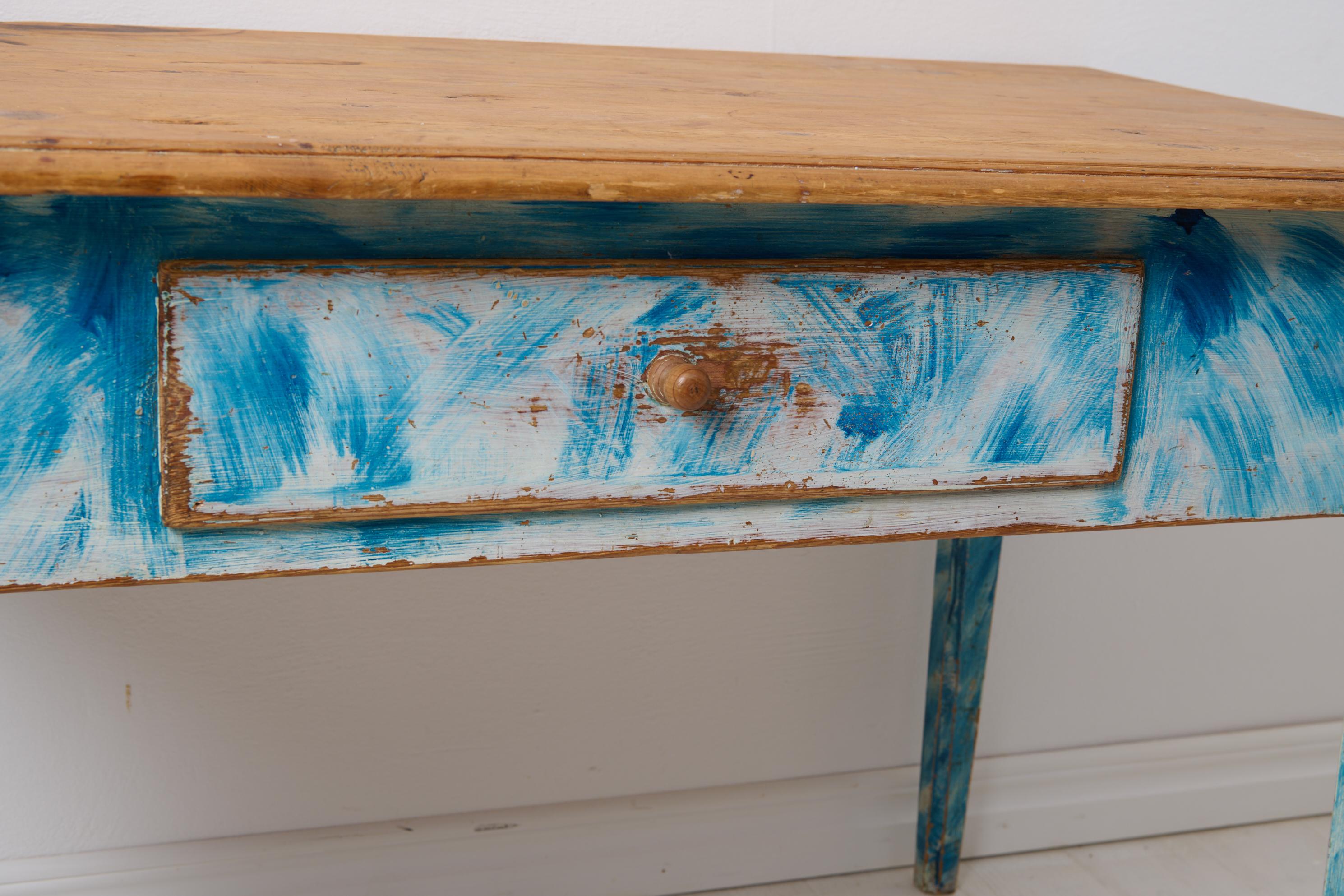 Ancienne table d'appoint suédoise bleue et blanche véritablement de style gustavien  en vente 4