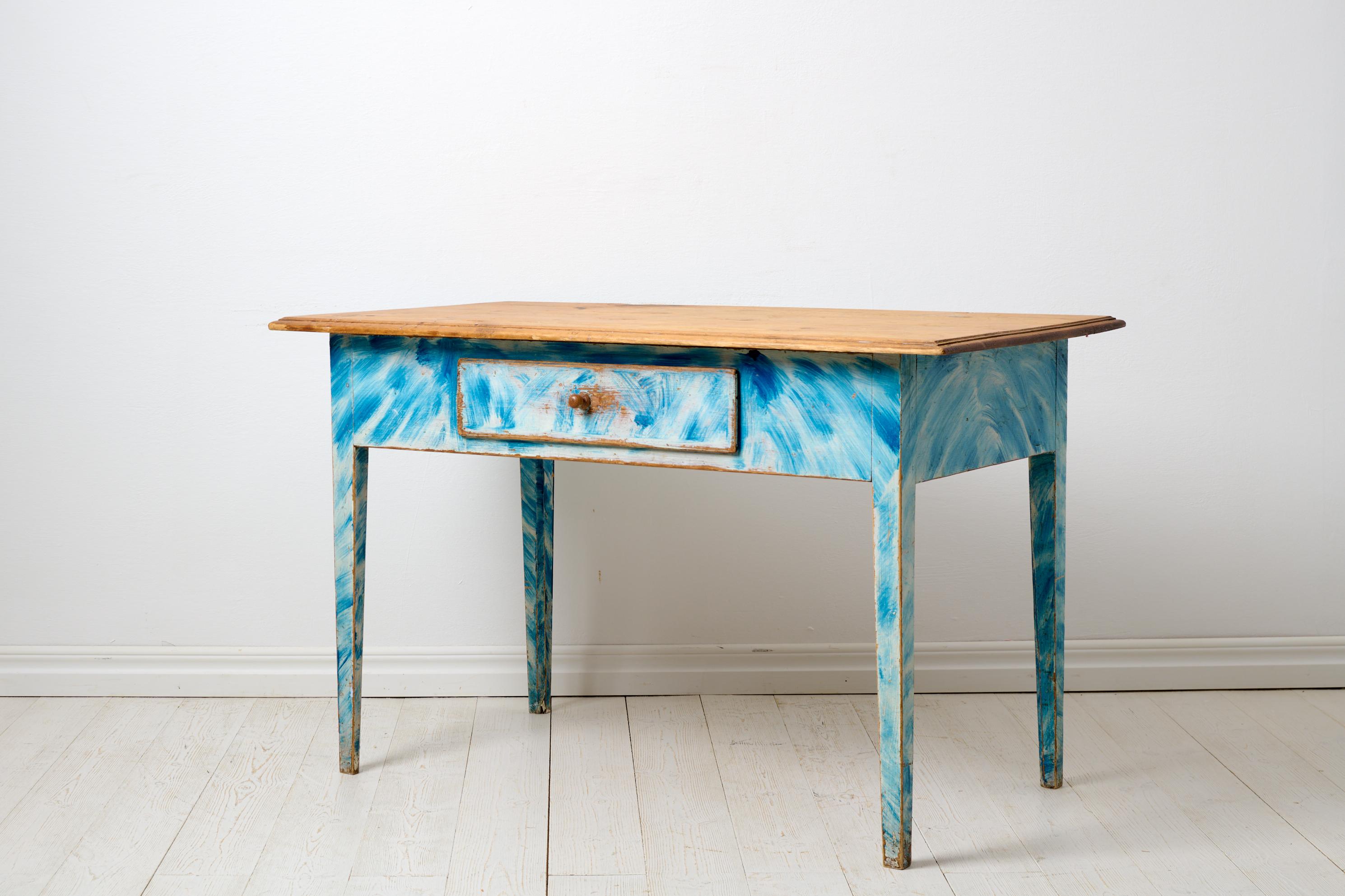 Fait main Ancienne table d'appoint suédoise bleue et blanche véritablement de style gustavien  en vente
