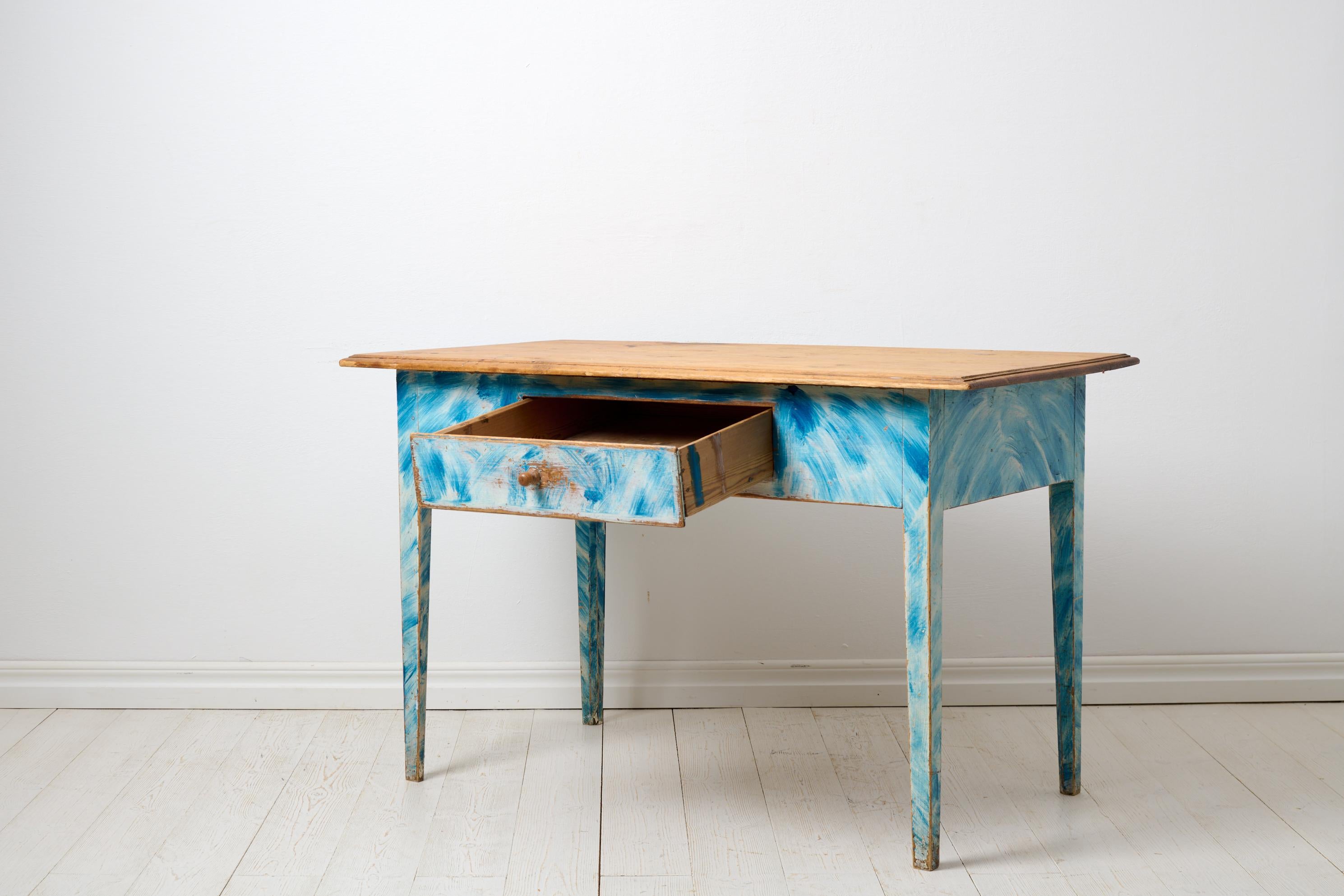 Ancienne table d'appoint suédoise bleue et blanche véritablement de style gustavien  Bon état - En vente à Kramfors, SE