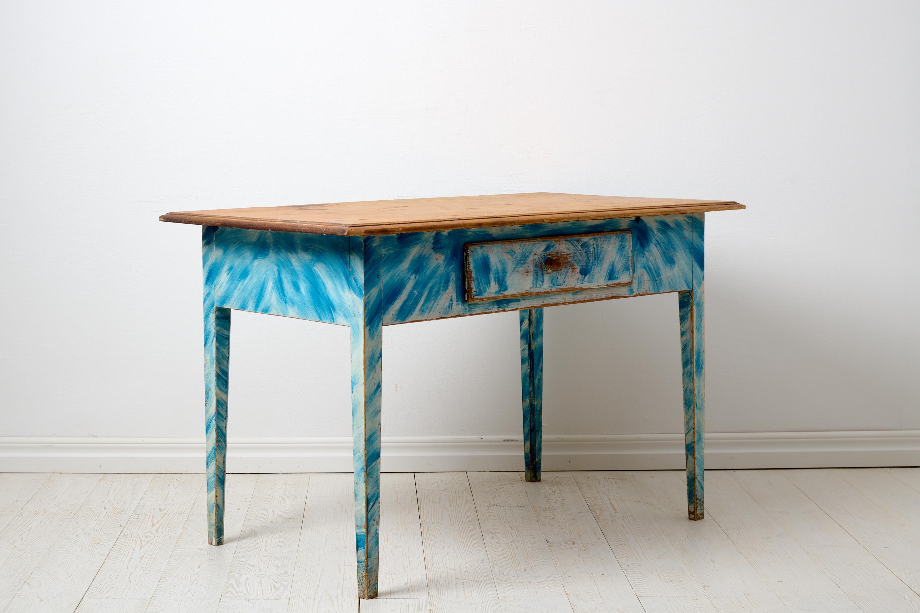 XIXe siècle Ancienne table d'appoint suédoise bleue et blanche véritablement de style gustavien  en vente