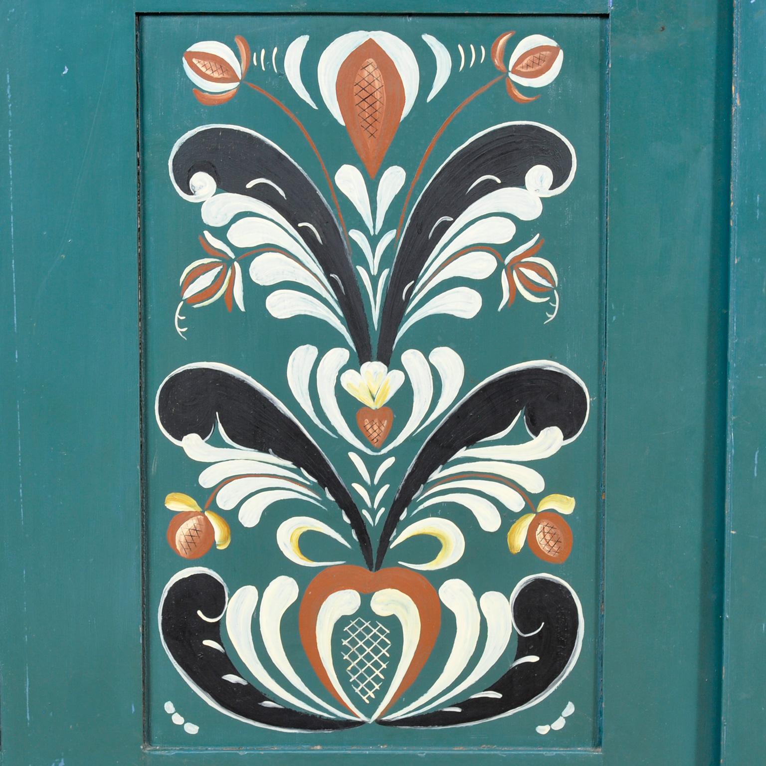 Ancienne armoire suédoise avec peinture folklorique bleu-vert, datée de 1906 en vente 2