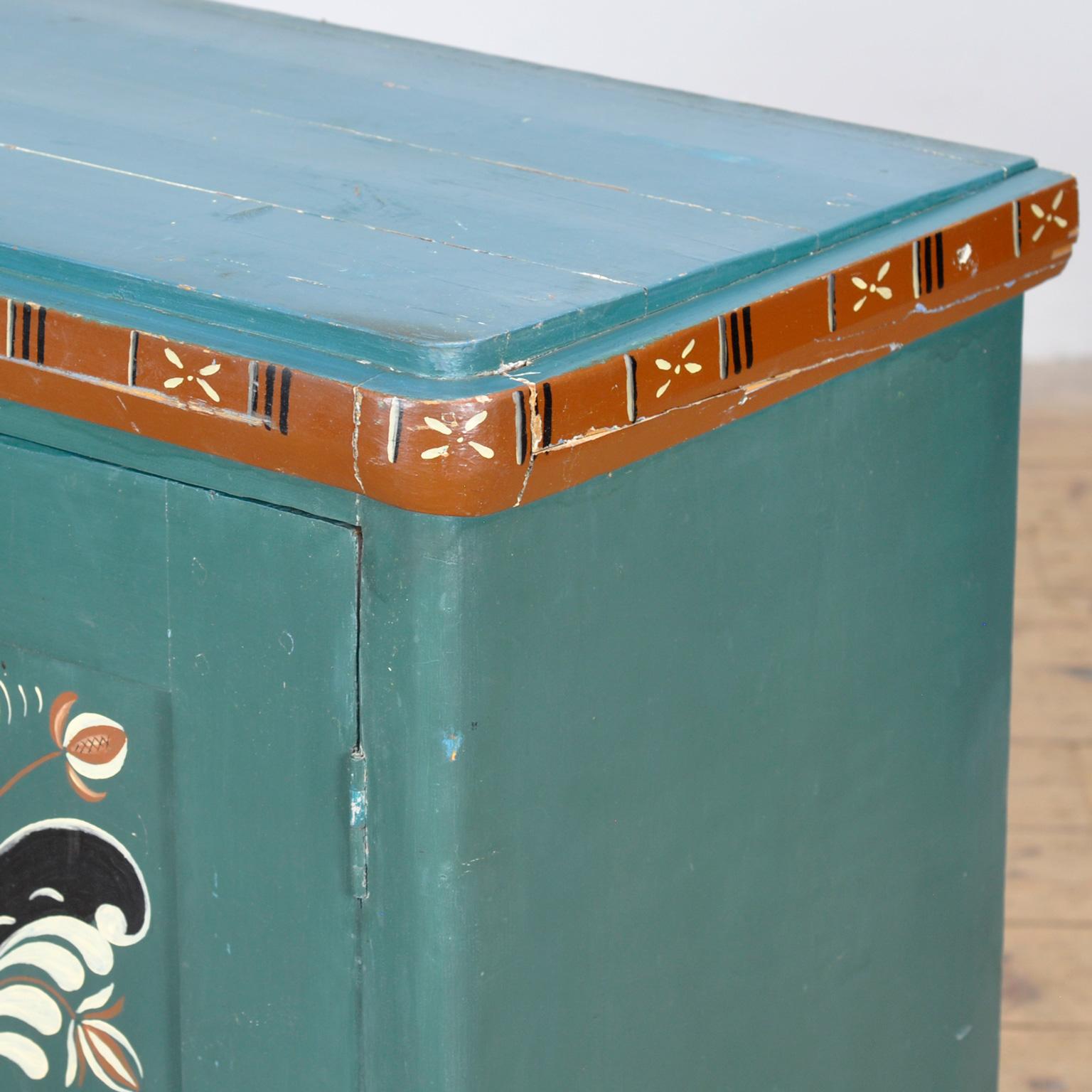 Ancienne armoire suédoise avec peinture folklorique bleu-vert, datée de 1906 en vente 3