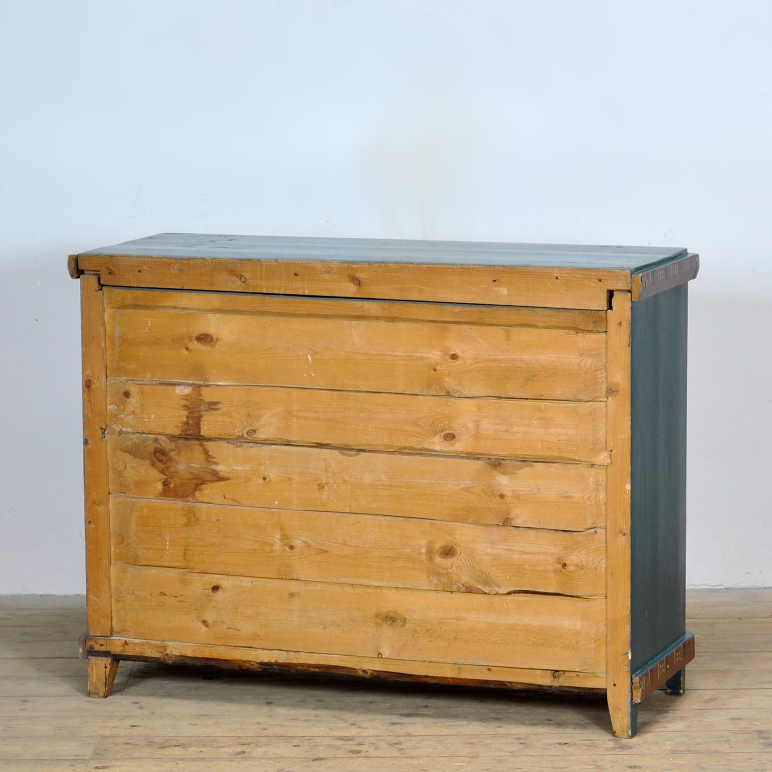 Ancienne armoire suédoise avec peinture folklorique bleu-vert, datée de 1906 en vente 5
