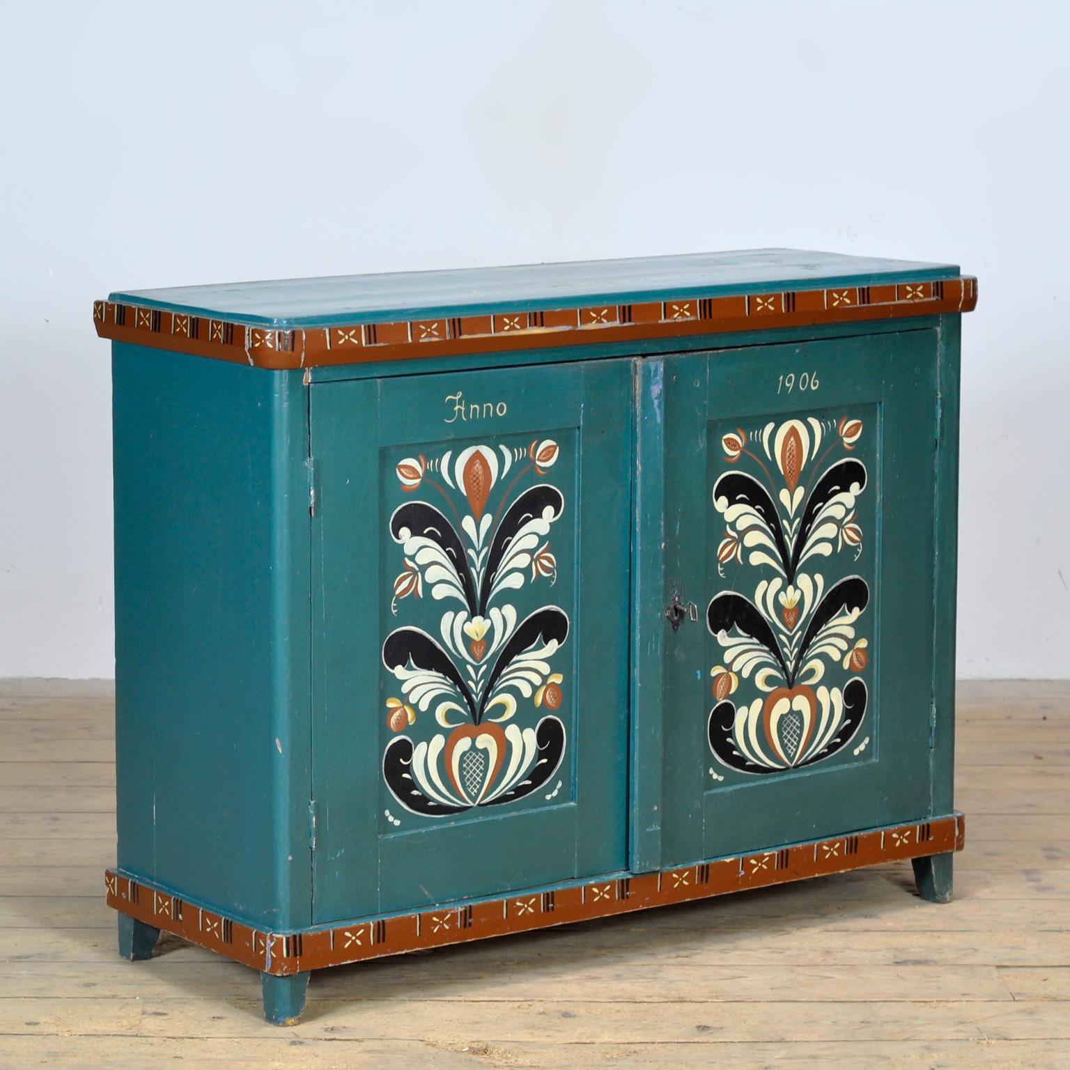 Artisanat Ancienne armoire suédoise avec peinture folklorique bleu-vert, datée de 1906 en vente