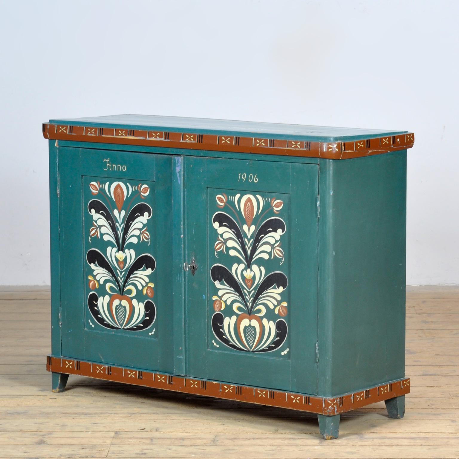 Suédois Ancienne armoire suédoise avec peinture folklorique bleu-vert, datée de 1906 en vente