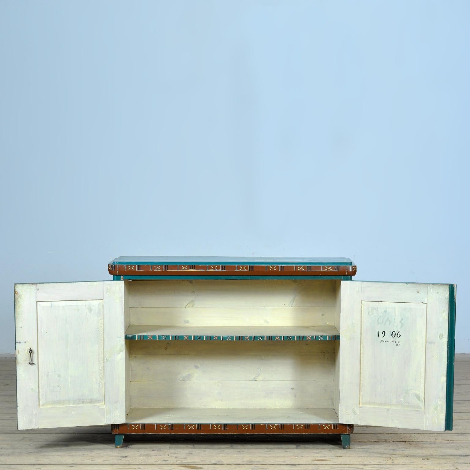 Peint à la main Ancienne armoire suédoise avec peinture folklorique bleu-vert, datée de 1906 en vente