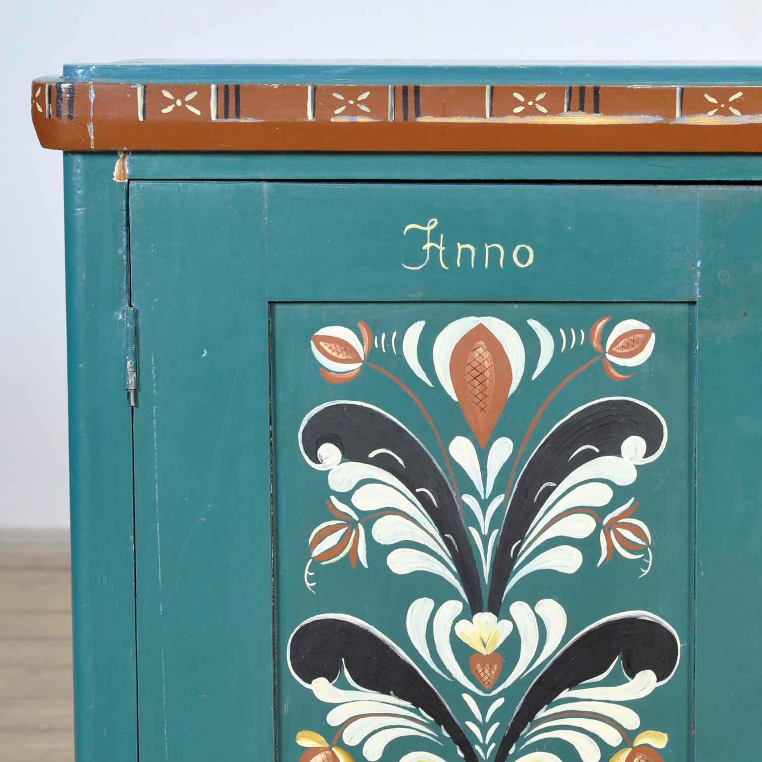 Pin Ancienne armoire suédoise avec peinture folklorique bleu-vert, datée de 1906 en vente