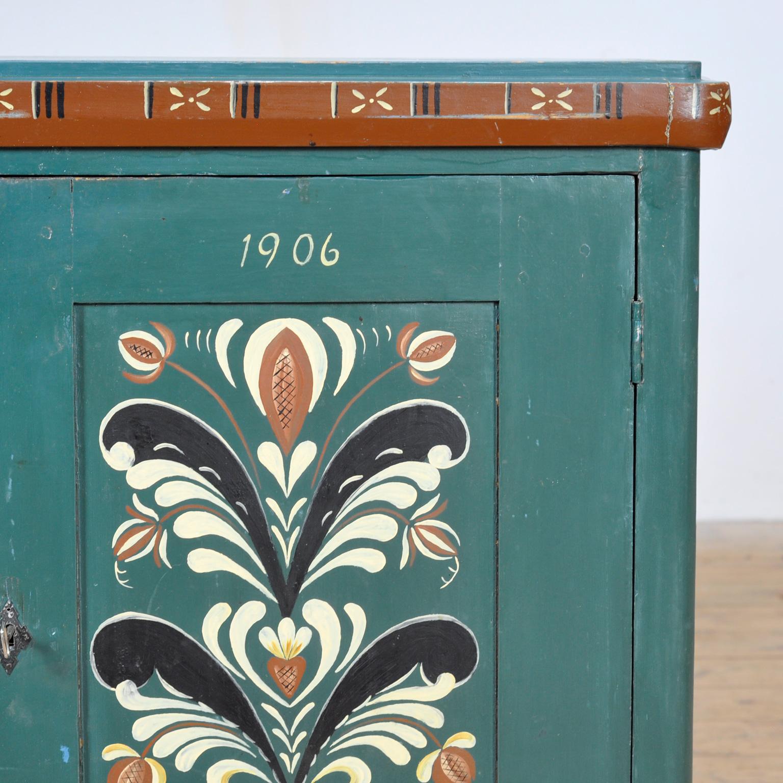 Ancienne armoire suédoise avec peinture folklorique bleu-vert, datée de 1906 en vente 1