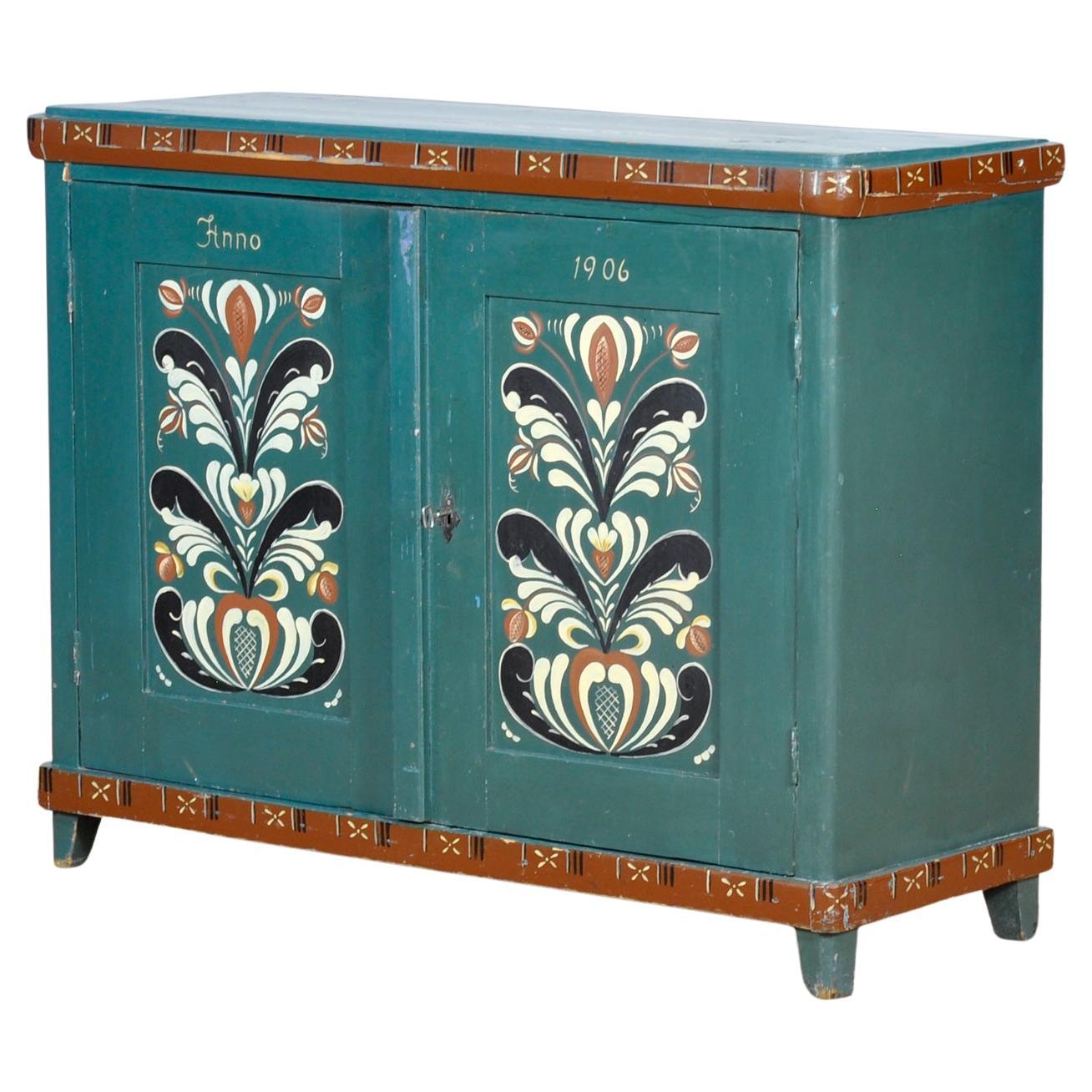 Ancienne armoire suédoise avec peinture folklorique bleu-vert, datée de 1906 en vente