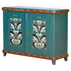 Antiker schwedischer Schrank mit blau-grüner Folkloremalerei, datiert 1906