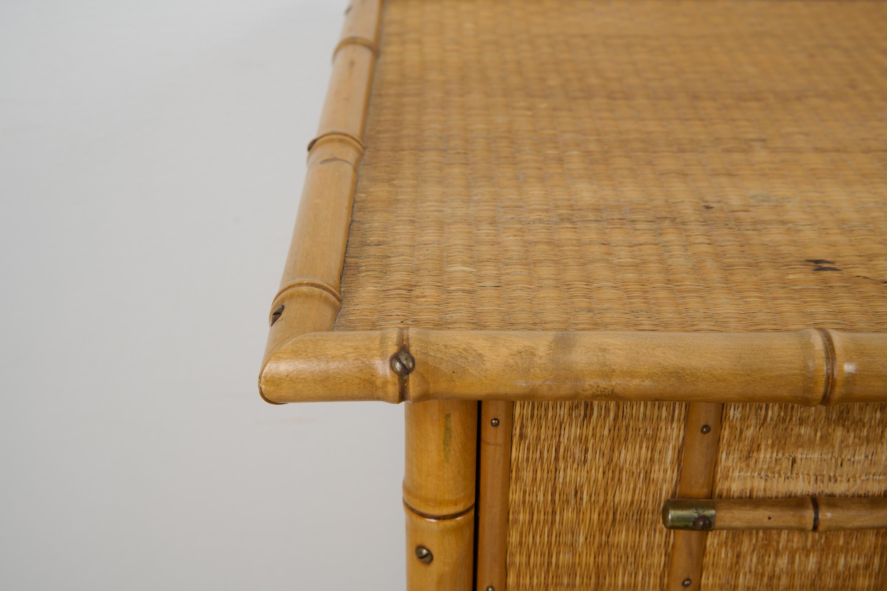 Antica cassettiera svedese in stile Coloniale con decorazioni in rattan e bambù in vendita 2