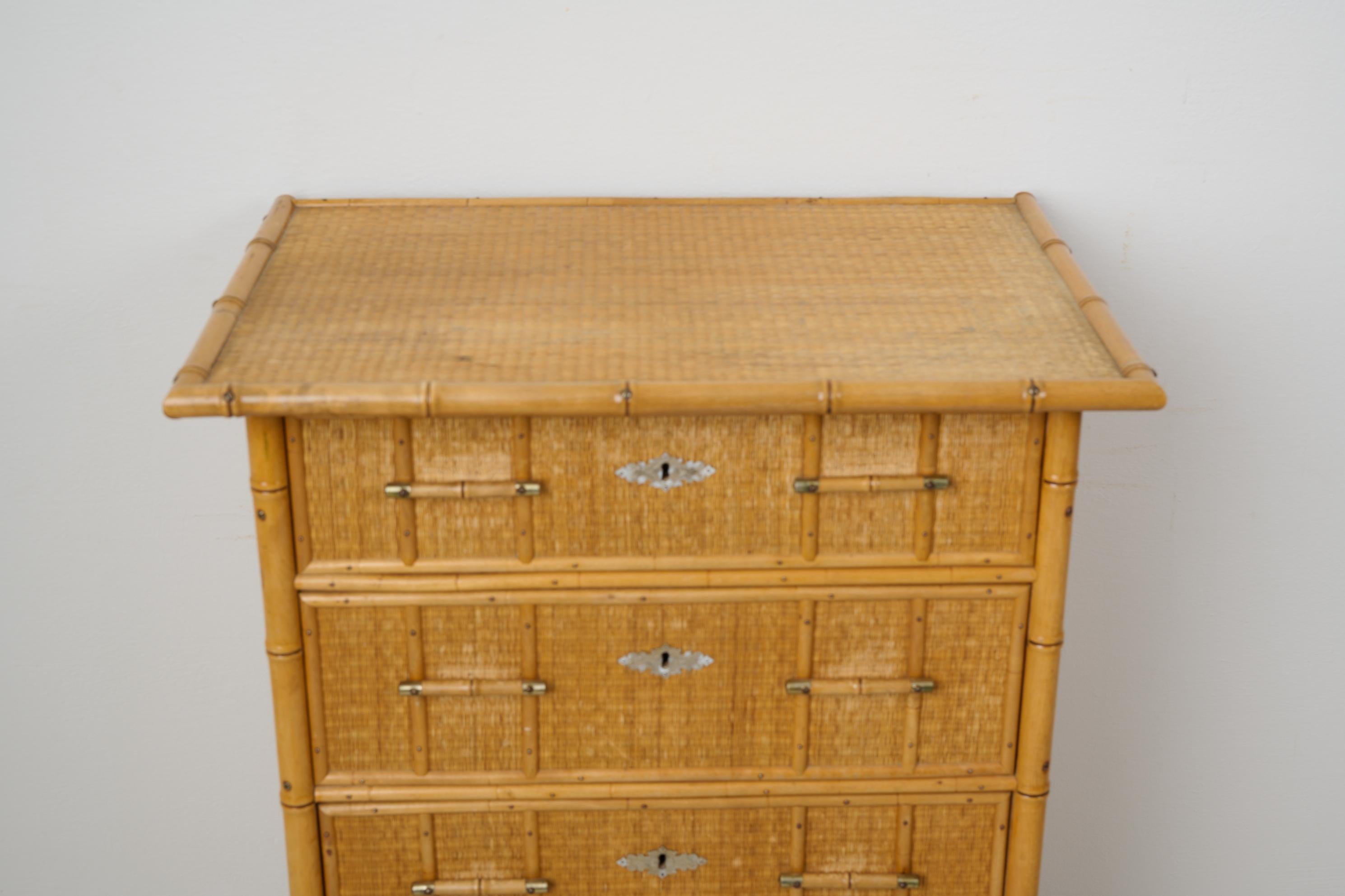 Antica cassettiera svedese in stile Coloniale con decorazioni in rattan e bambù In condizioni buone in vendita a Kramfors, SE