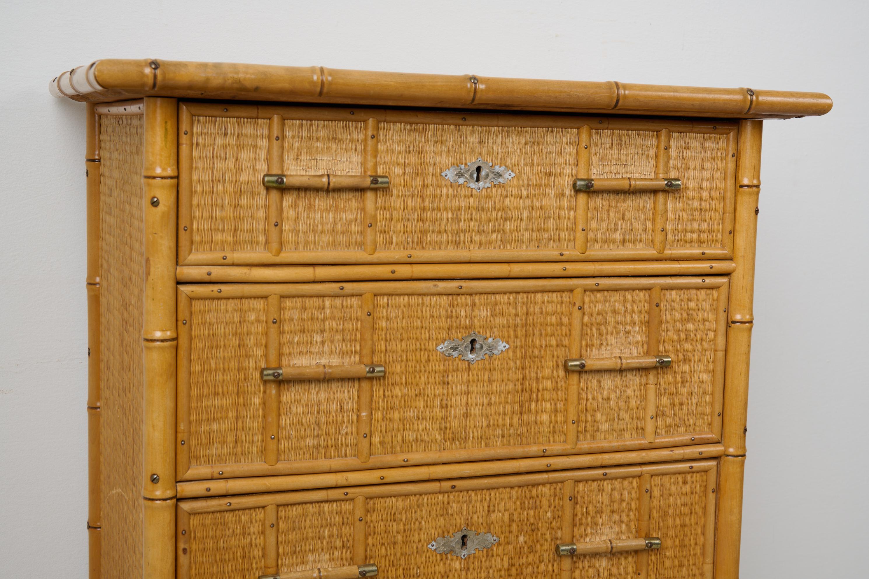 XX secolo Antica cassettiera svedese in stile Coloniale con decorazioni in rattan e bambù in vendita