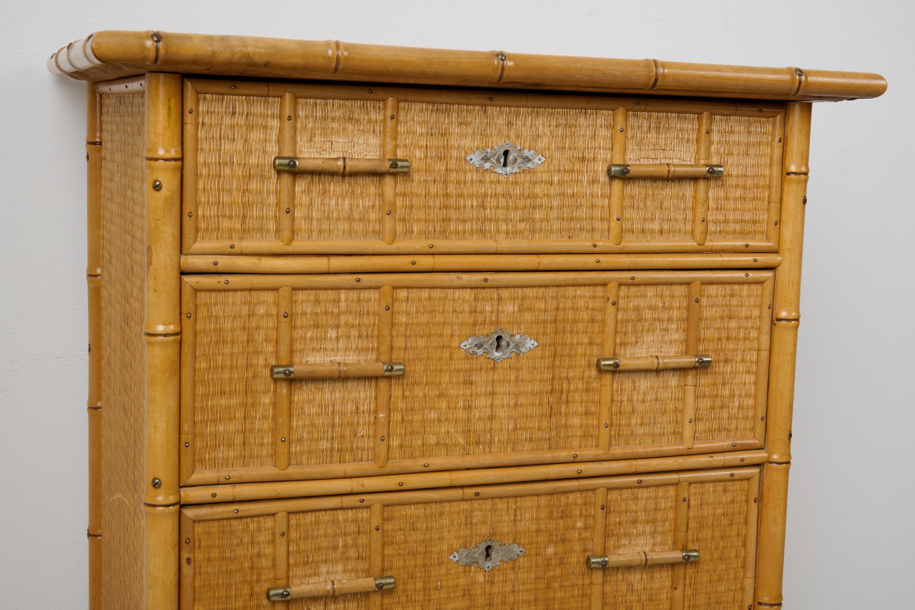 Bambù Antica cassettiera svedese in stile Coloniale con decorazioni in rattan e bambù in vendita
