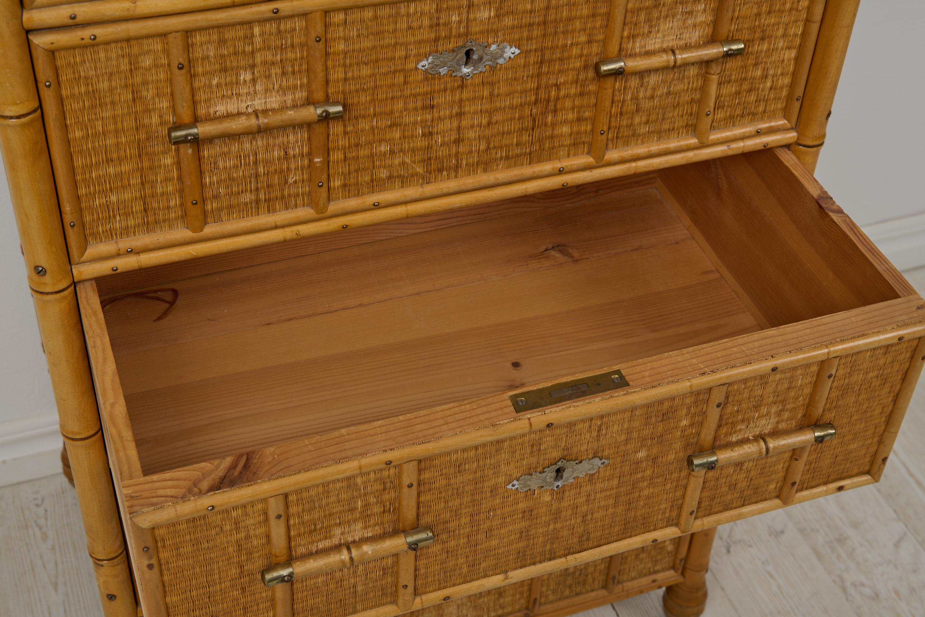 Antica cassettiera svedese in stile Coloniale con decorazioni in rattan e bambù in vendita 1