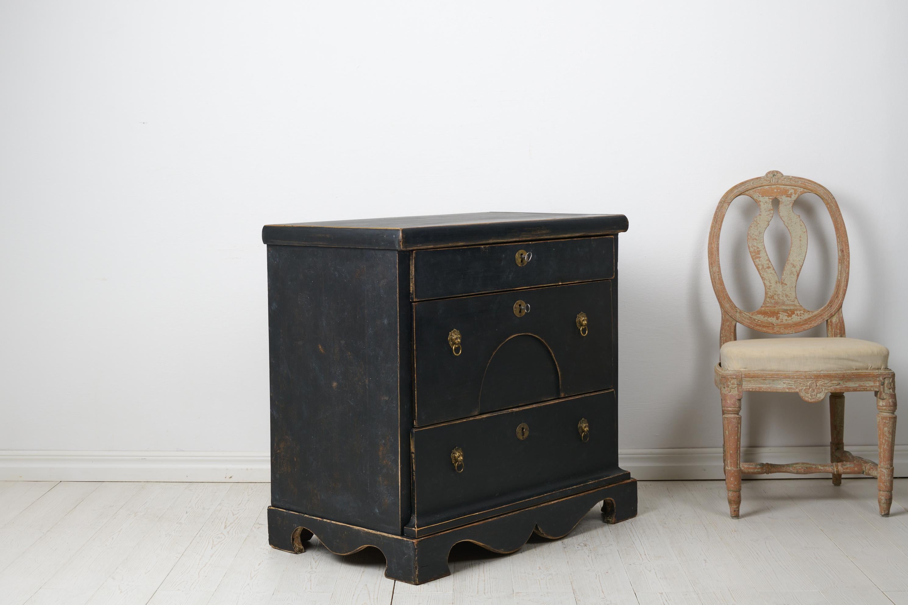 Antique Swedish Chest of Drawers in Empire Style with Three Drawers and Locks In Good Condition For Sale In Kramfors, SE