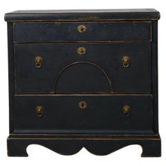 Ancienne commode suédoise de style Empire avec trois tiroirs et serrures