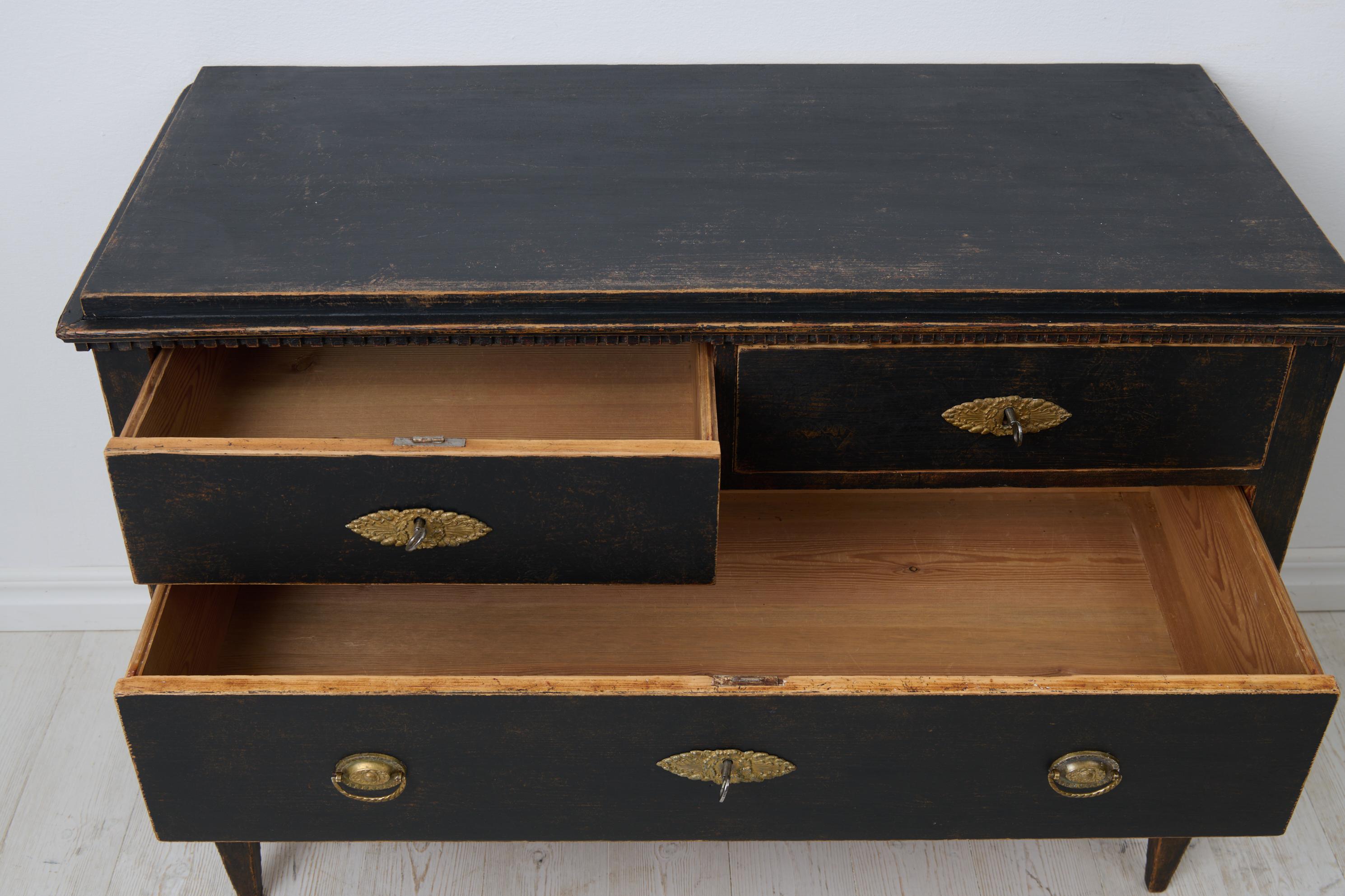 Antigua Cómoda Sueca de Estilo Gustaviano Hecha a Mano en Pino en venta 4