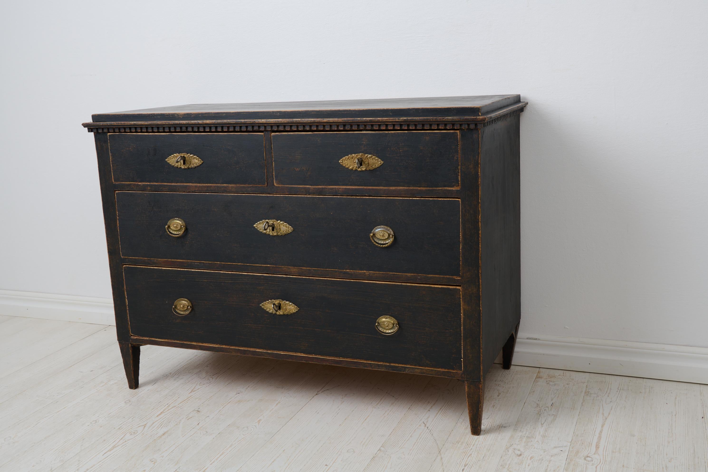 Antigua Cómoda Sueca de Estilo Gustaviano Hecha a Mano en Pino en venta 5