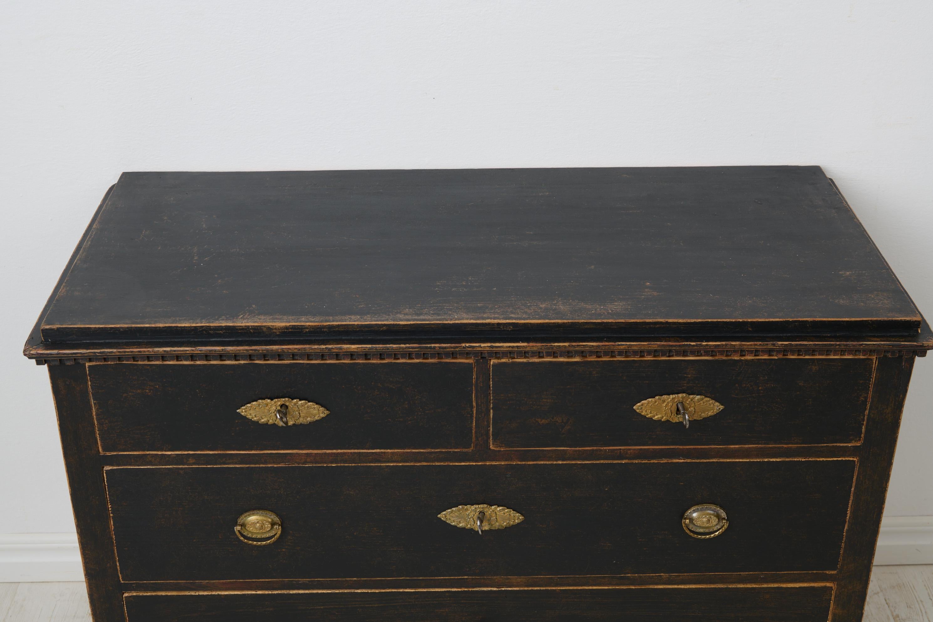 Antigua Cómoda Sueca de Estilo Gustaviano Hecha a Mano en Pino en venta 1