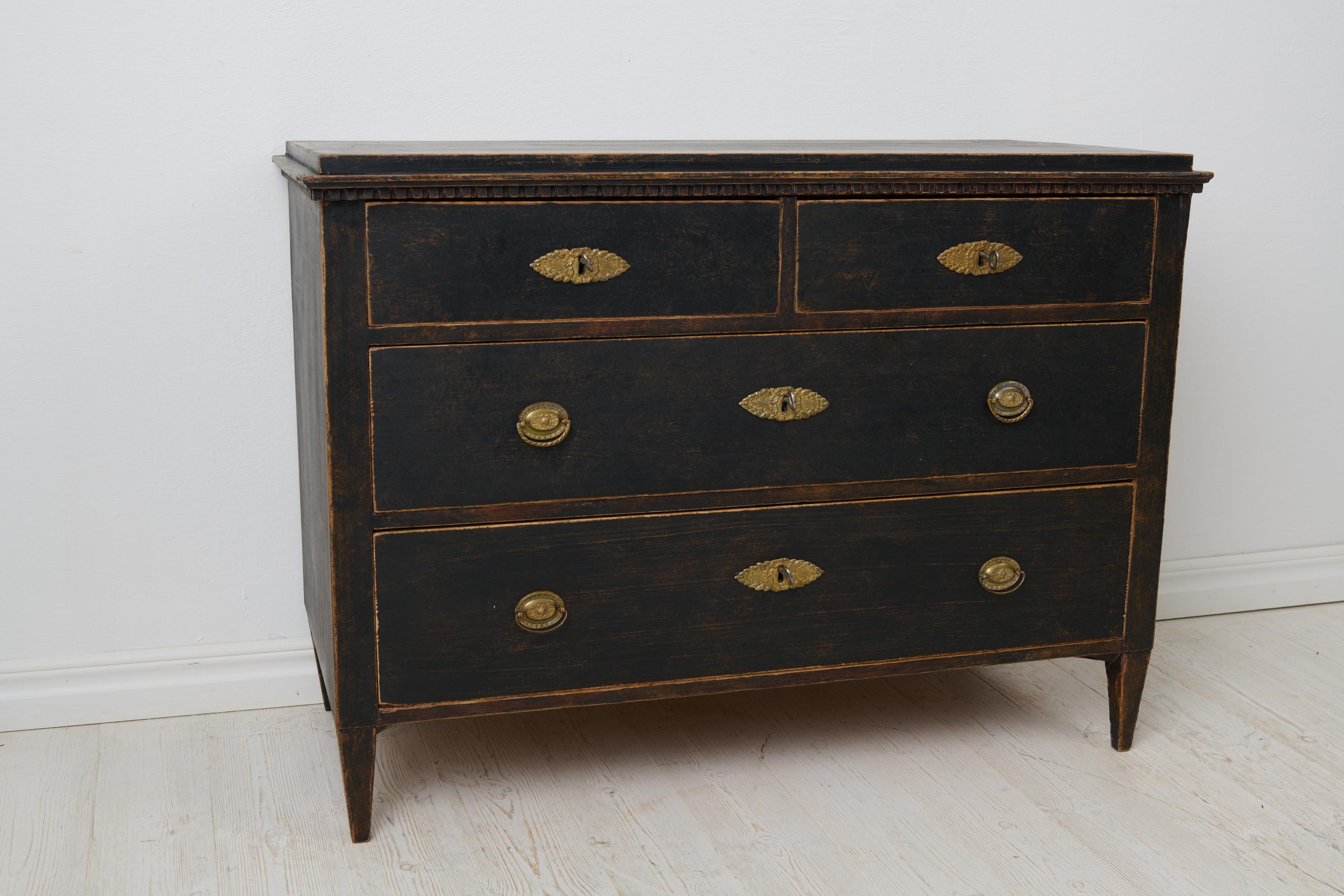 Antigua Cómoda Sueca de Estilo Gustaviano Hecha a Mano en Pino en venta 2
