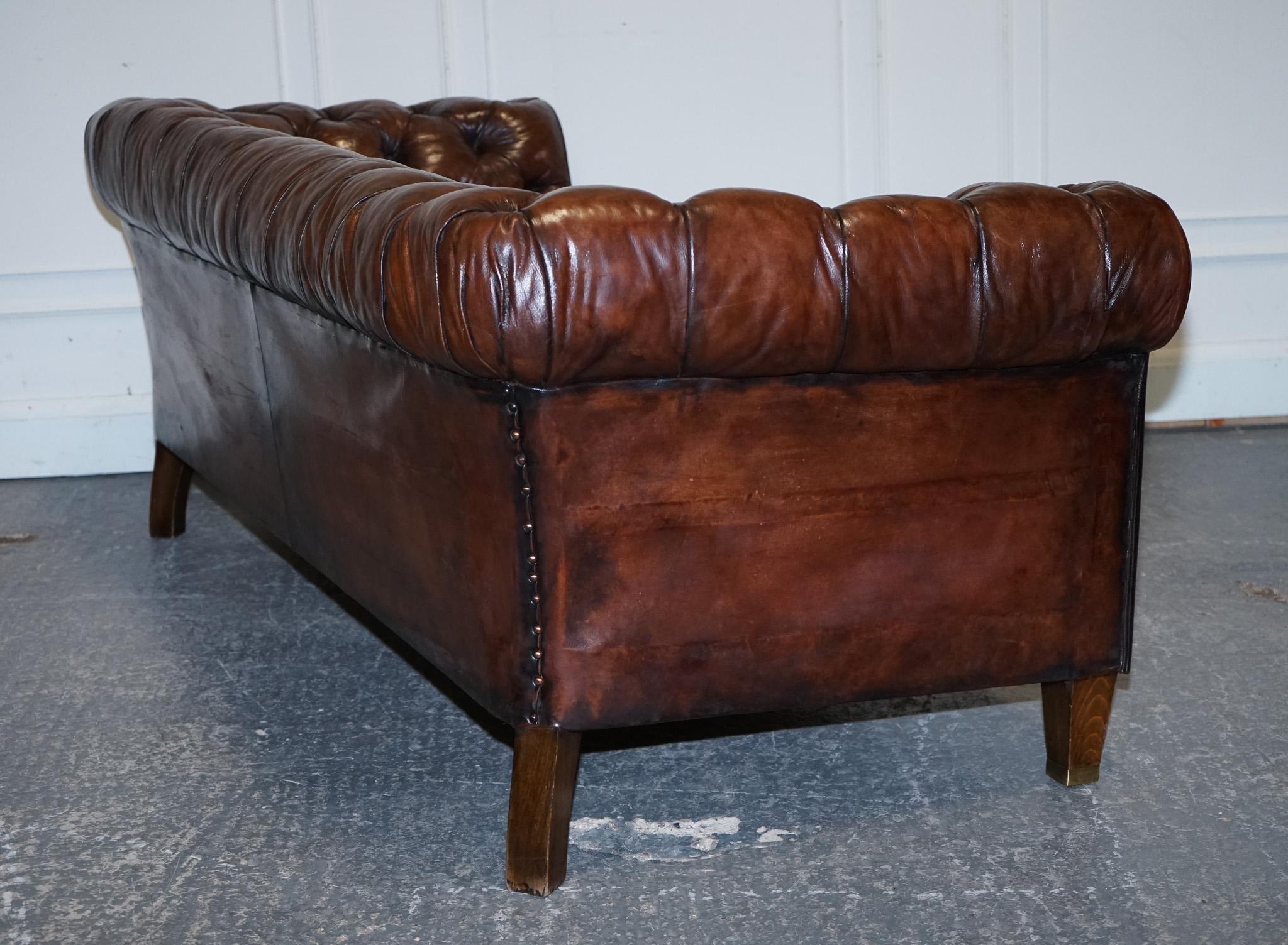 ANTIQUE SWEDISH CHESTERFIELD HAND DYED LEATHER FULLY COiL SPRUNG THREE SEAT SOFA im Angebot 3