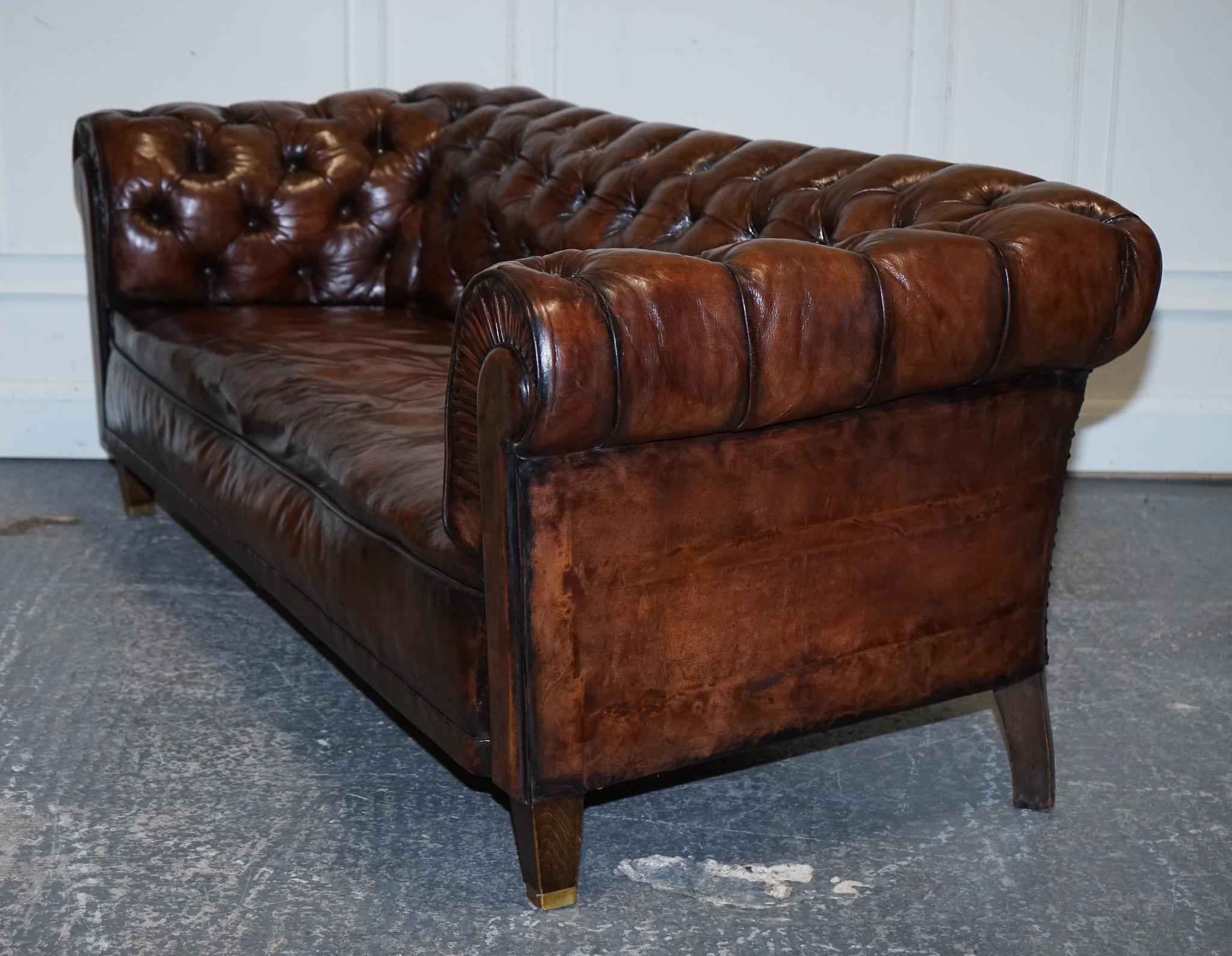 ANTIQUE SWEDISH CHESTERFIELD HAND DYED LEATHER FULLY COiL SPRUNG THREE SEAT SOFA im Angebot 4