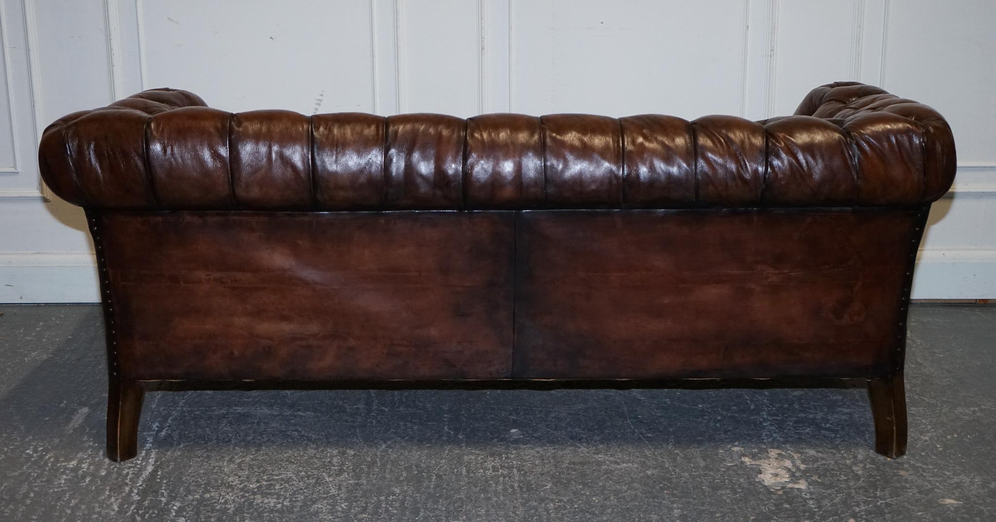 ANTIQUE SWEDISH CHESTERFIELD HAND DYED LEATHER FULLY COiL SPRUNG THREE SEAT SOFA im Angebot 6