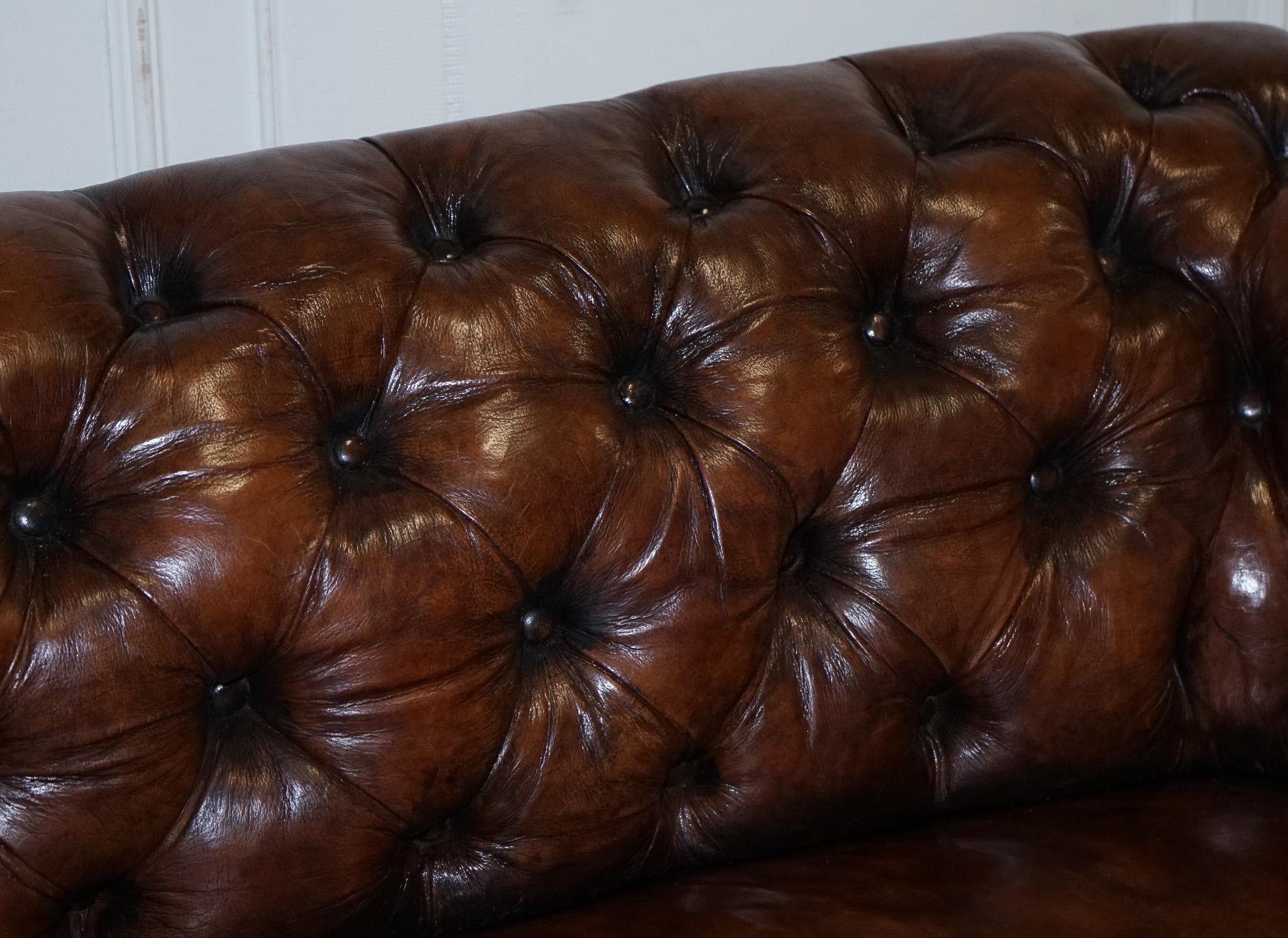 ANTIQUE SWEDISH CHESTERFIELD HAND DYED LEATHER FULLY COiL SPRUNG THREE SEAT SOFA im Angebot 7