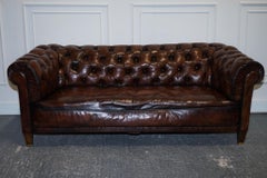 ancien canapé trois places en cuir suédois chesterfield teint à la main entièrement recouvert de tissu