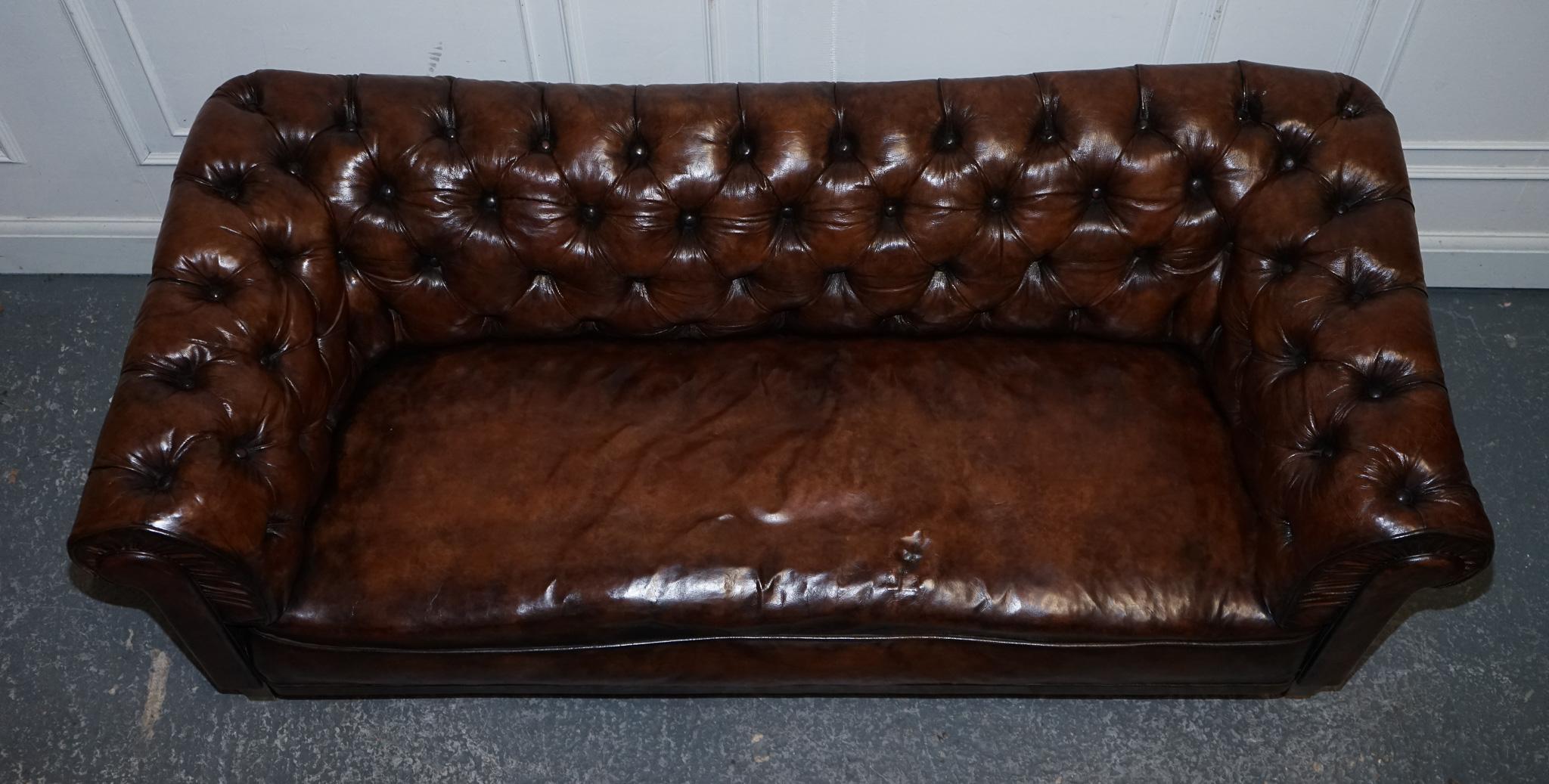 ANTIQUE SWEDISH CHESTERFIELD HAND DYED LEATHER FULLY COiL SPRUNG THREE SEAT SOFA (19. Jahrhundert) im Angebot