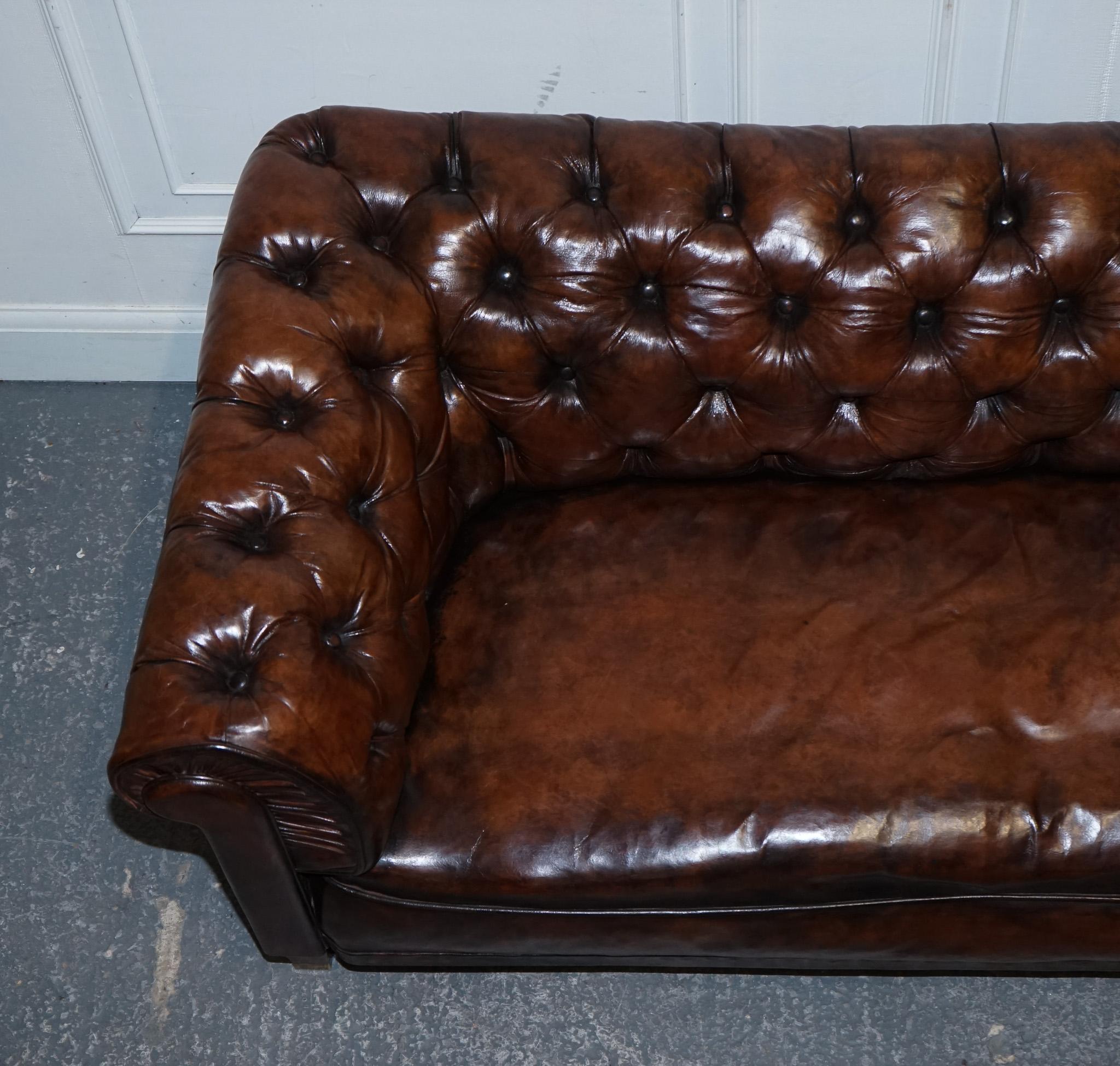 ANTIQUE SWEDISH CHESTERFIELD HAND DYED LEATHER FULLY COiL SPRUNG THREE SEAT SOFA (Messing) im Angebot
