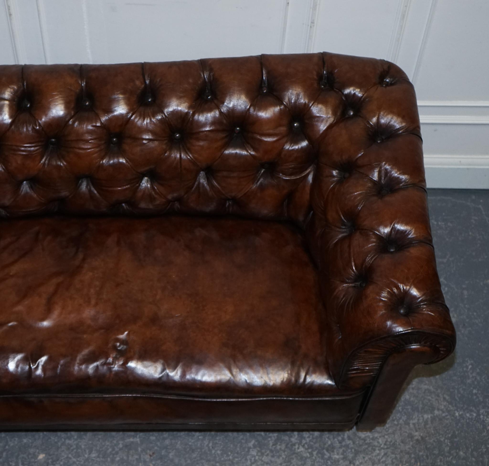 ANTIQUE SWEDISH CHESTERFIELD HAND DYED LEATHER FULLY COiL SPRUNG THREE SEAT SOFA im Angebot 1