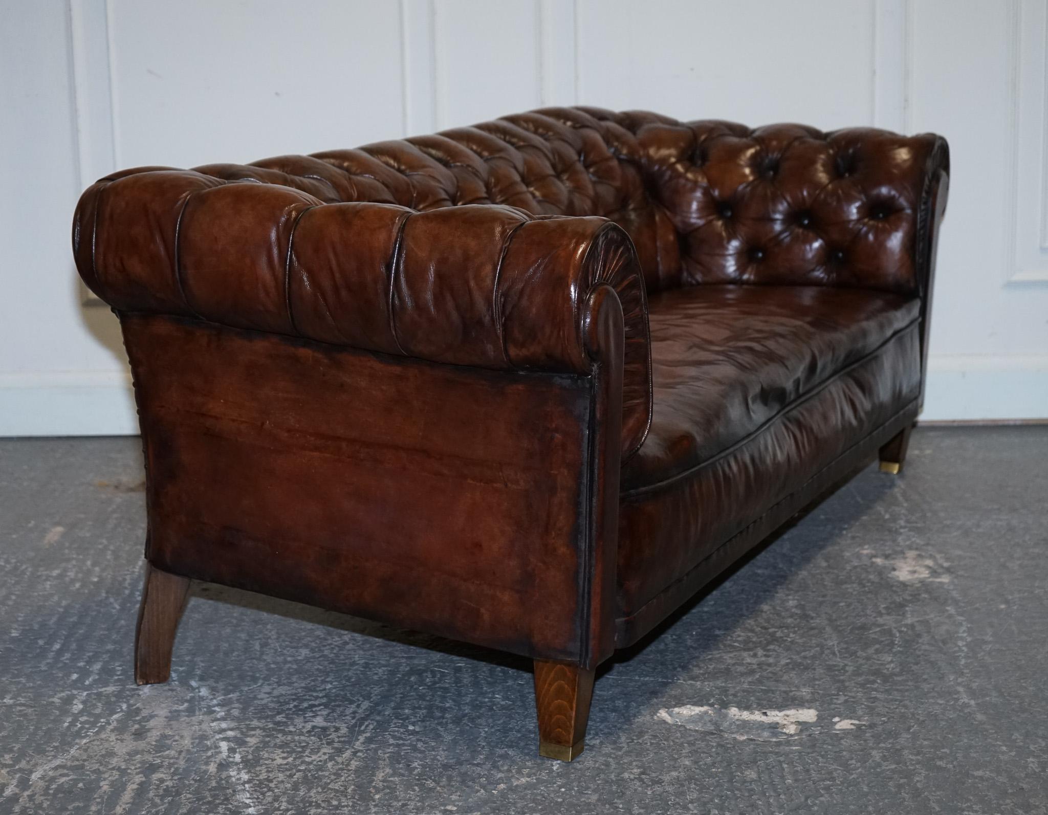 ANTIQUE SWEDISH CHESTERFIELD HAND DYED LEATHER FULLY COiL SPRUNG THREE SEAT SOFA im Angebot 2